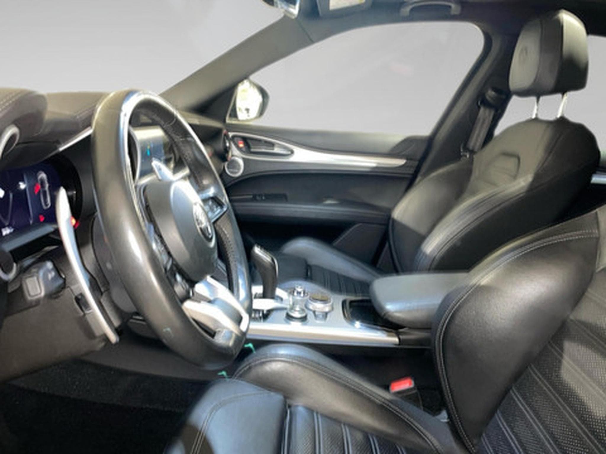 Alfa-Romeo Stelvio 2.2 MJD 210 Q4 Veloce (2023) - Photo 4