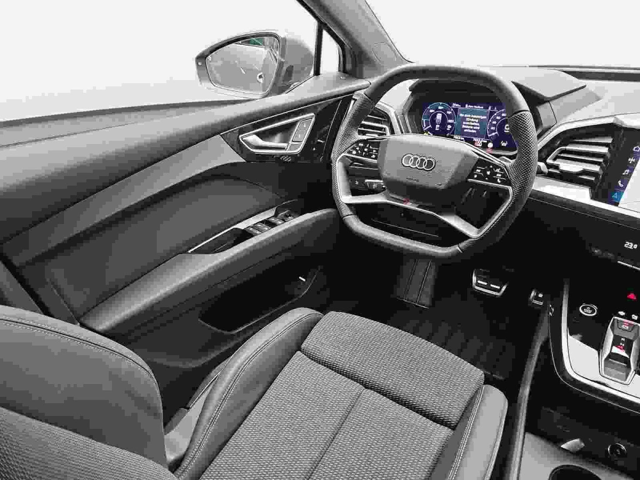 Audi Q4 e-tron 45 S-line 82 KWH (2025) - Photo 8