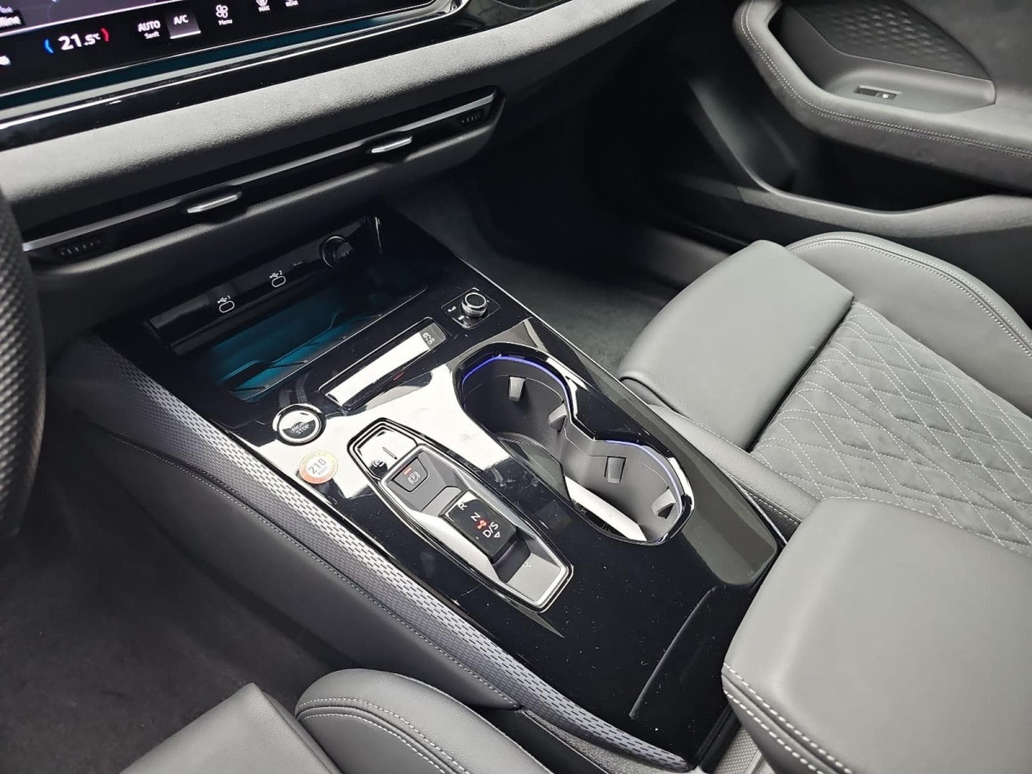 Audi A4 2.0 TFSI S-Tronic 204  S-Line (2025) - Photo 11