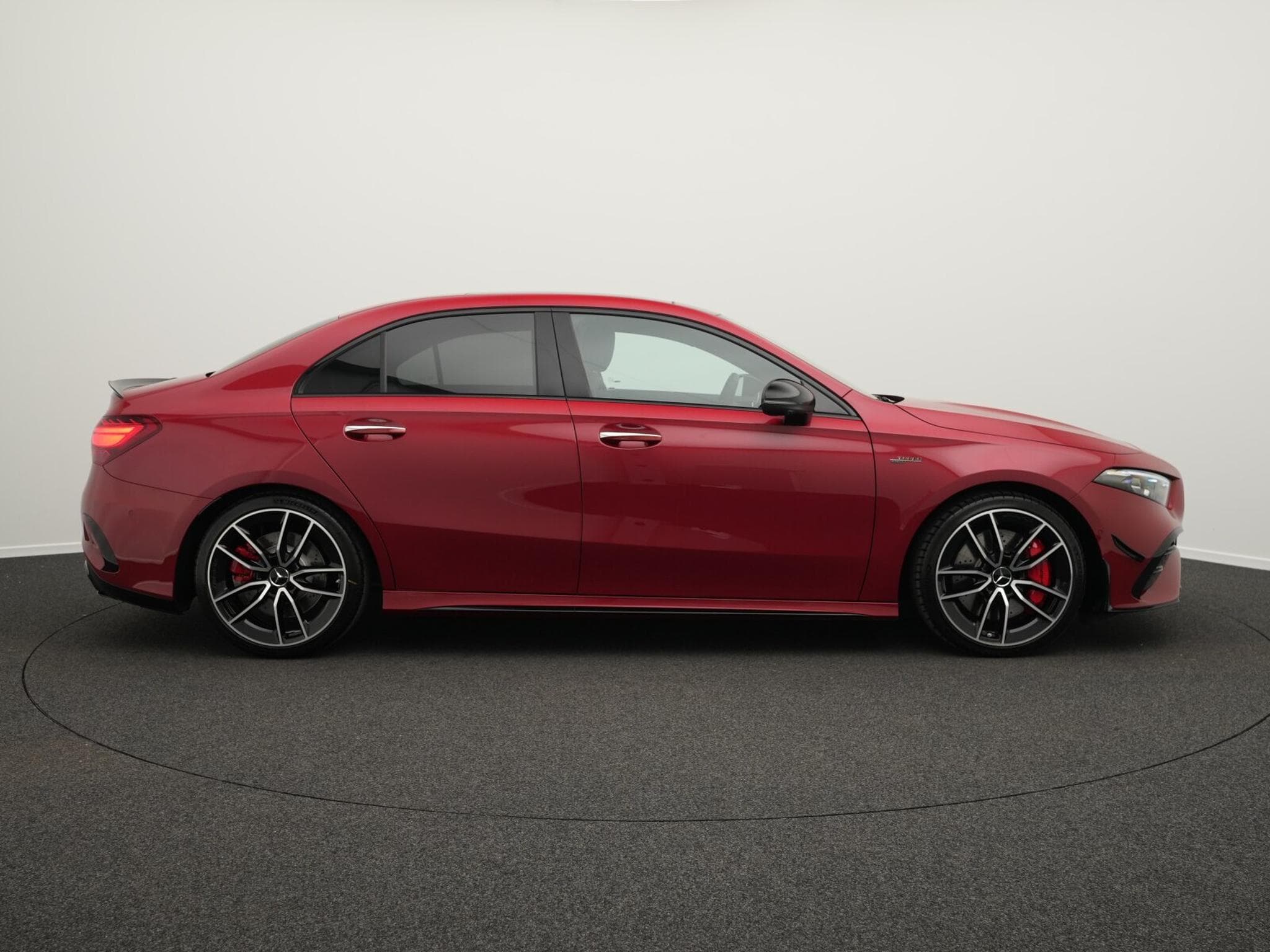 Mercedes A 35 AMG 4MATIC Limousine Pano+Night+Headup (2025) - Photo 5