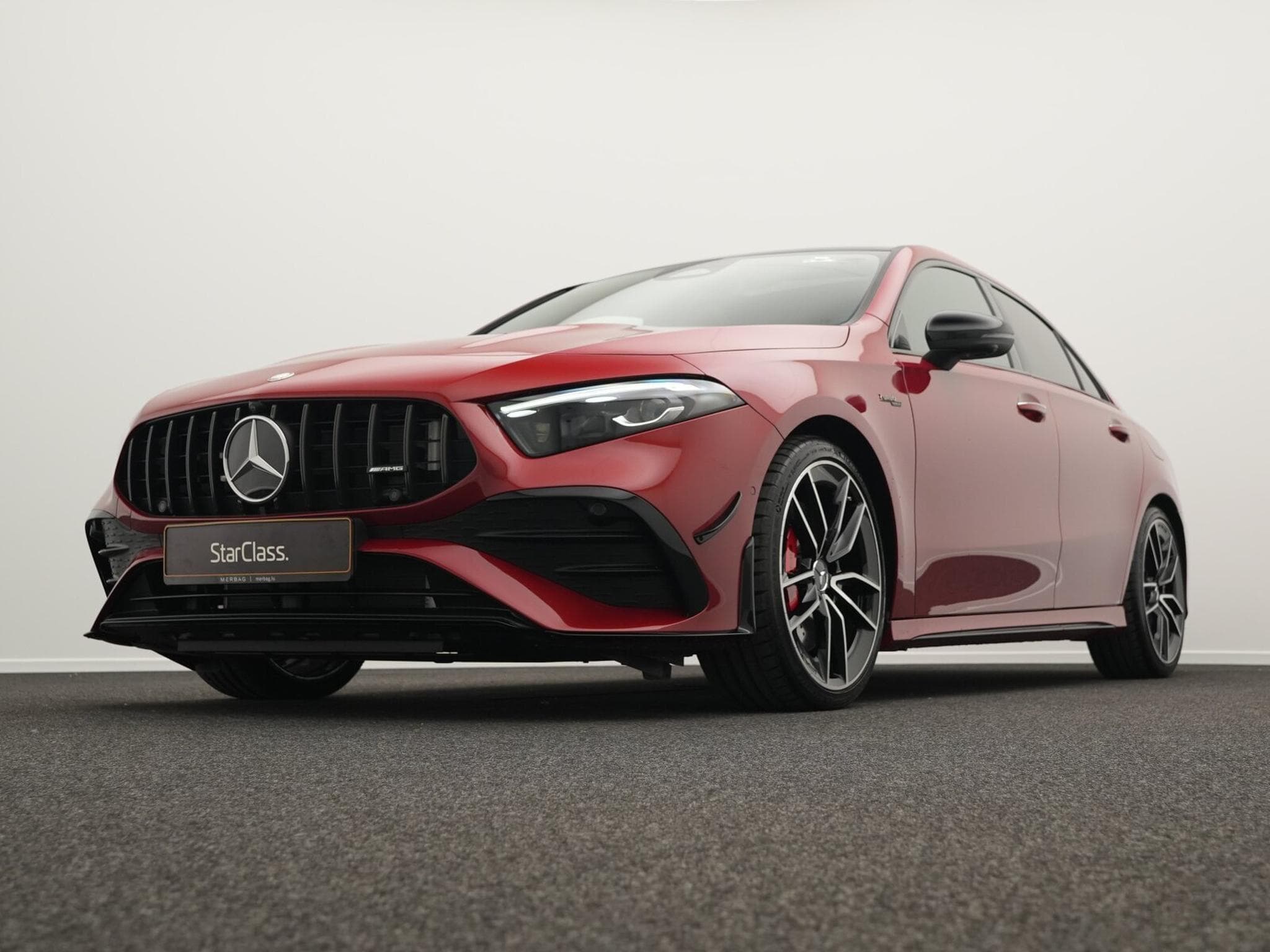 Mercedes A 35 AMG 4MATIC Limousine Pano+Night+Headup (2025) - Photo 8