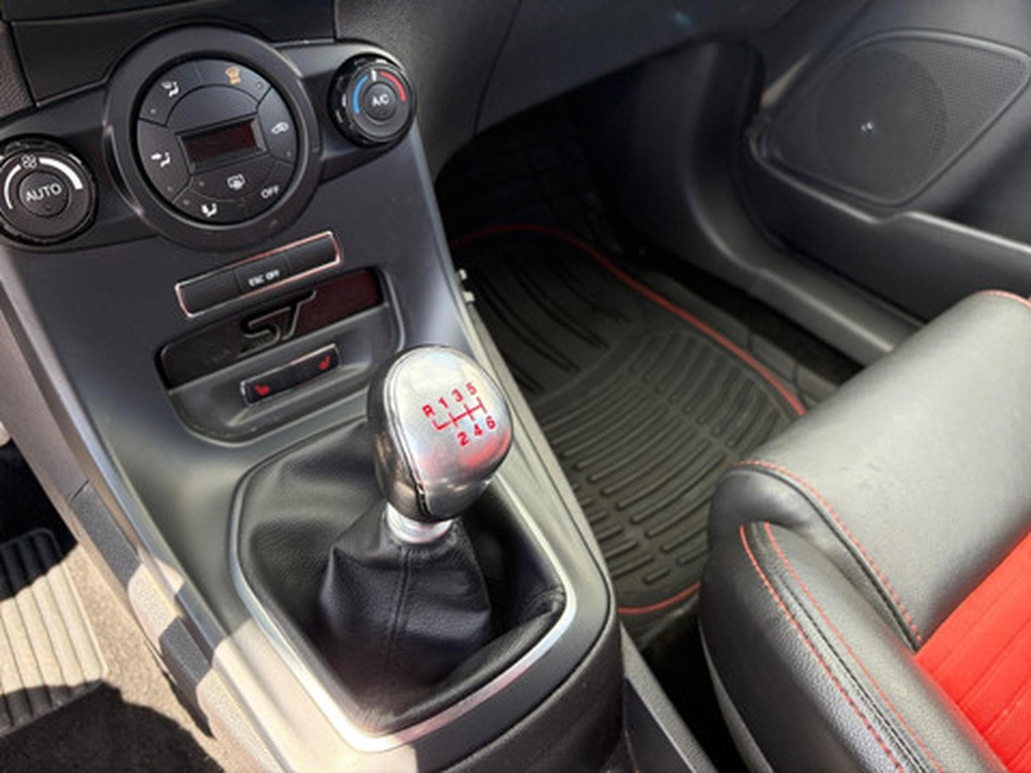 Ford Fiesta 1.6i Ecoboost 134kW ST2 (2016) - Photo 9