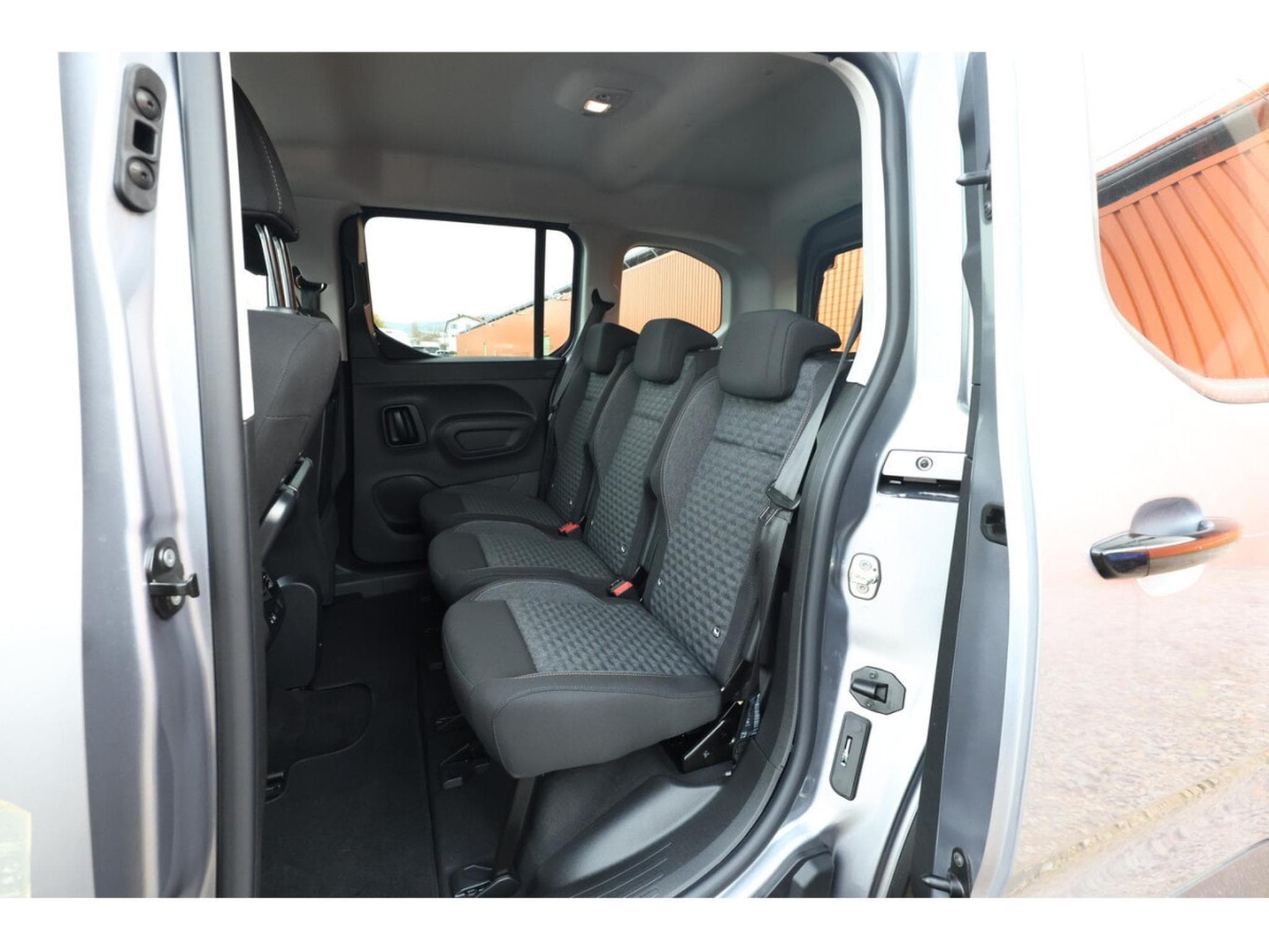 Peugeot Rifter 1.5 BlueHDI 130 EAT8 L1 GT (2025) - Photo 10