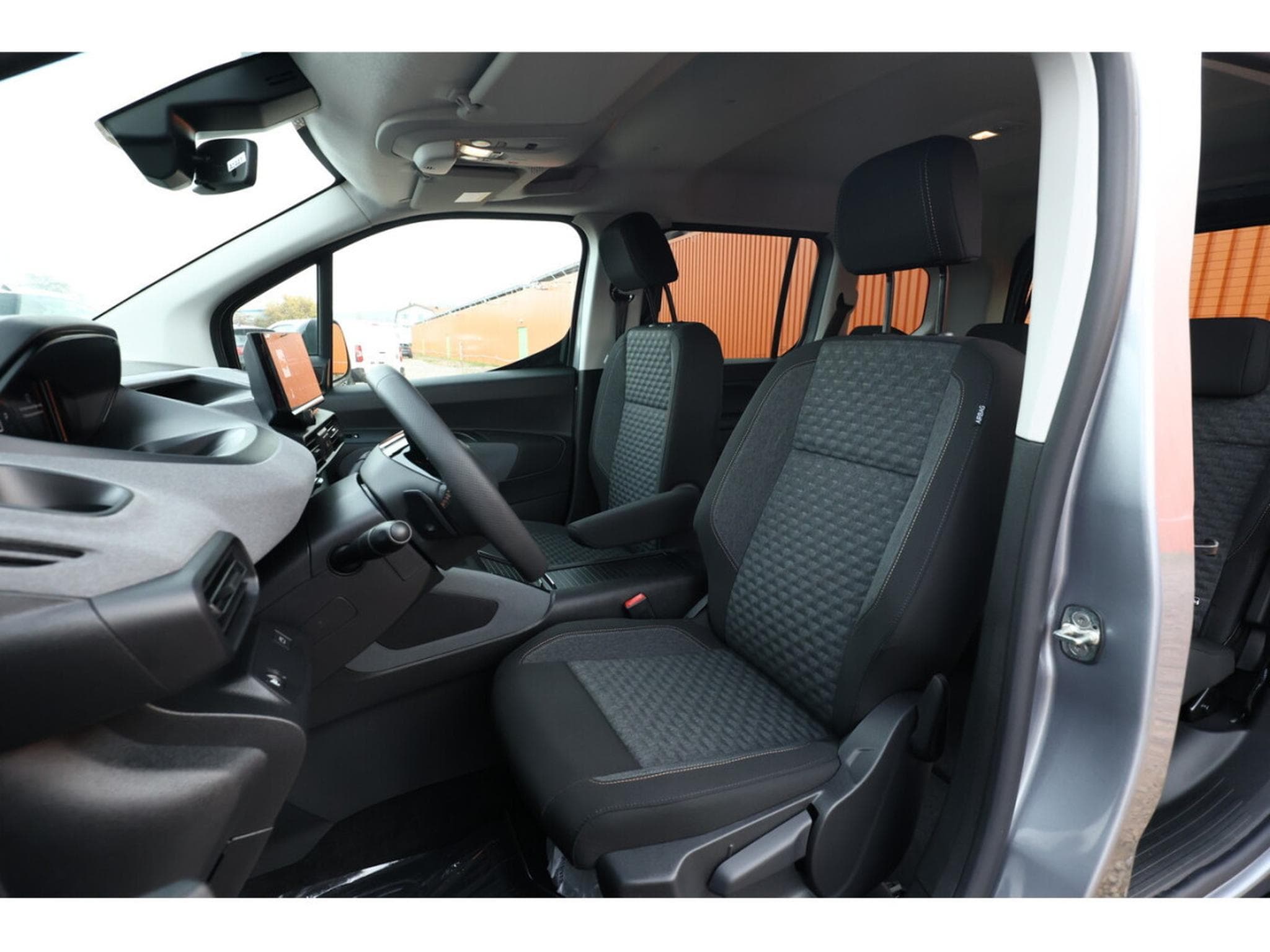 Peugeot Rifter 1.5 BlueHDI 130 EAT8 L1 GT (2025) - Photo 6