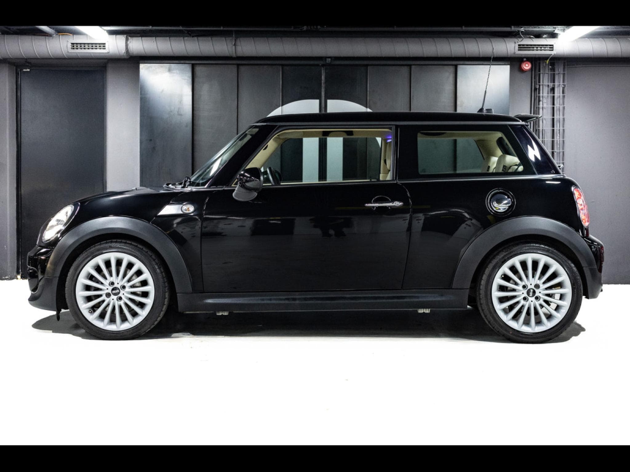 Mini Cooper S (R56) 3 PORTES AUTO GOODWOOD EDITION - 1 OF 1000 - BLACK D (2012) - Photo 2