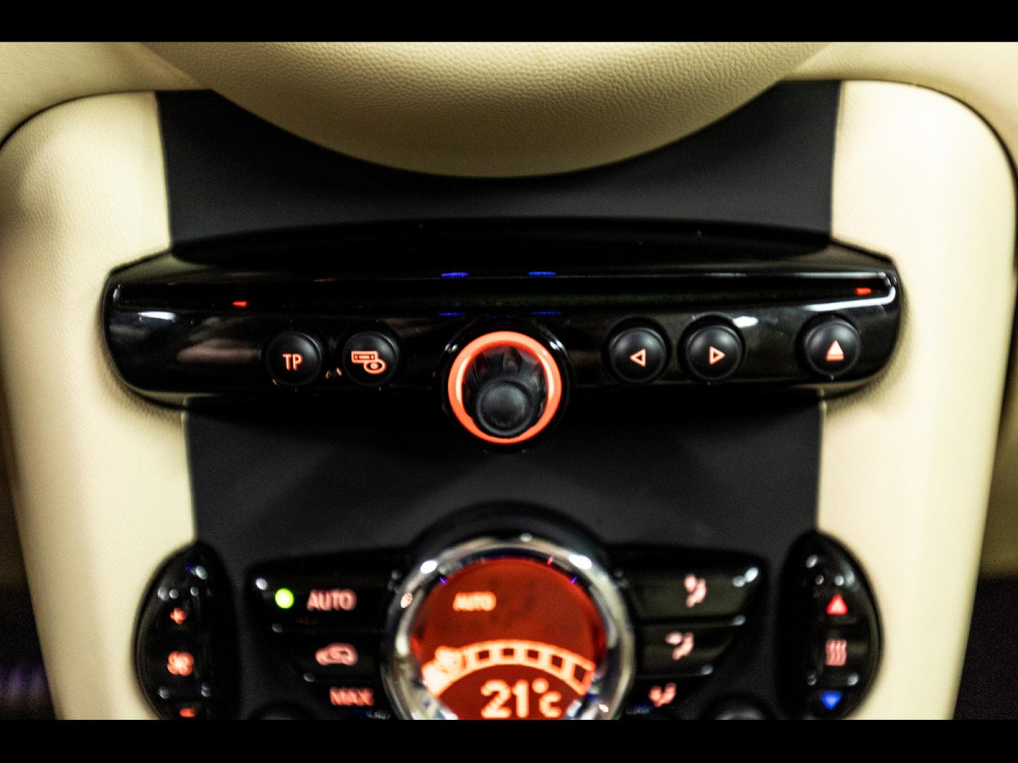 Mini Cooper S (R56) 3 PORTES AUTO GOODWOOD EDITION - 1 OF 1000 - BLACK D (2012) - Photo 22