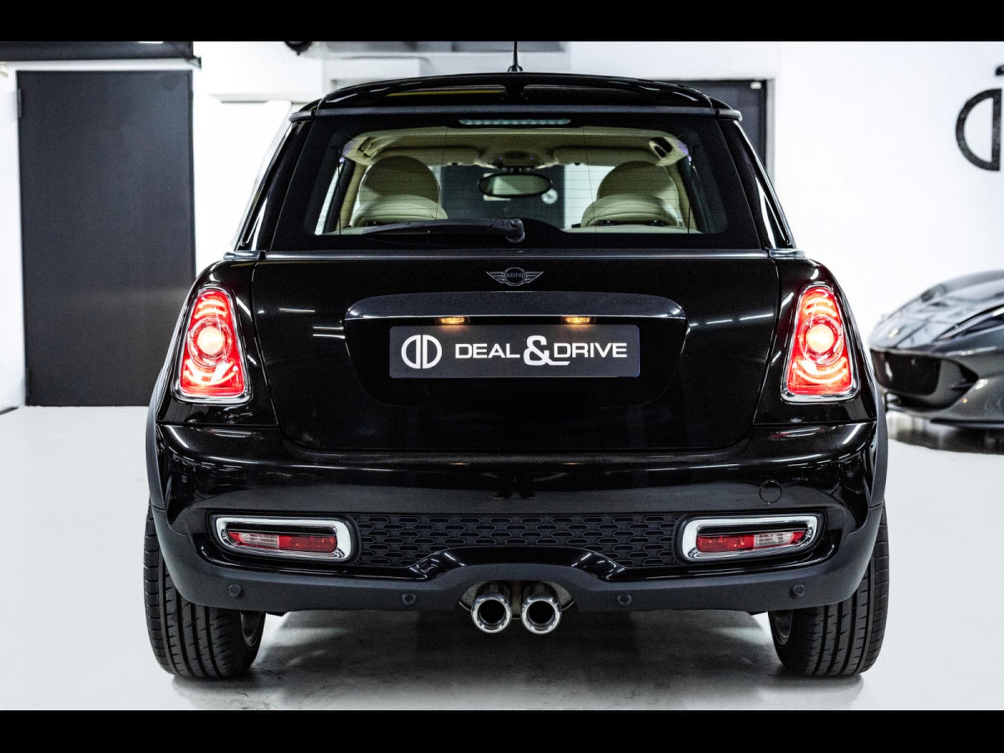 Mini Cooper S (R56) 3 PORTES AUTO GOODWOOD EDITION - 1 OF 1000 - BLACK D (2012) - Photo 4