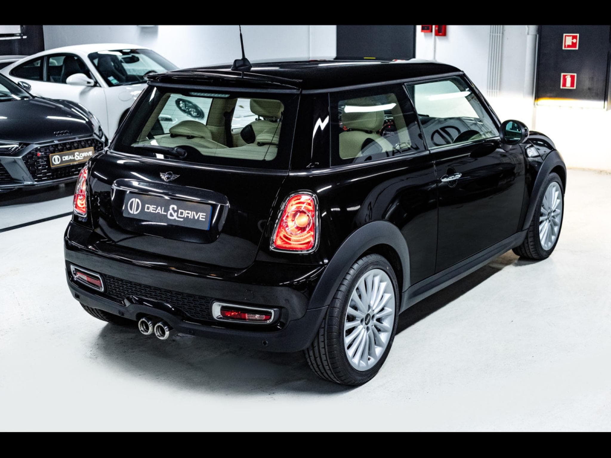 Mini Cooper S (R56) 3 PORTES AUTO GOODWOOD EDITION - 1 OF 1000 - BLACK D (2012) - Photo 5