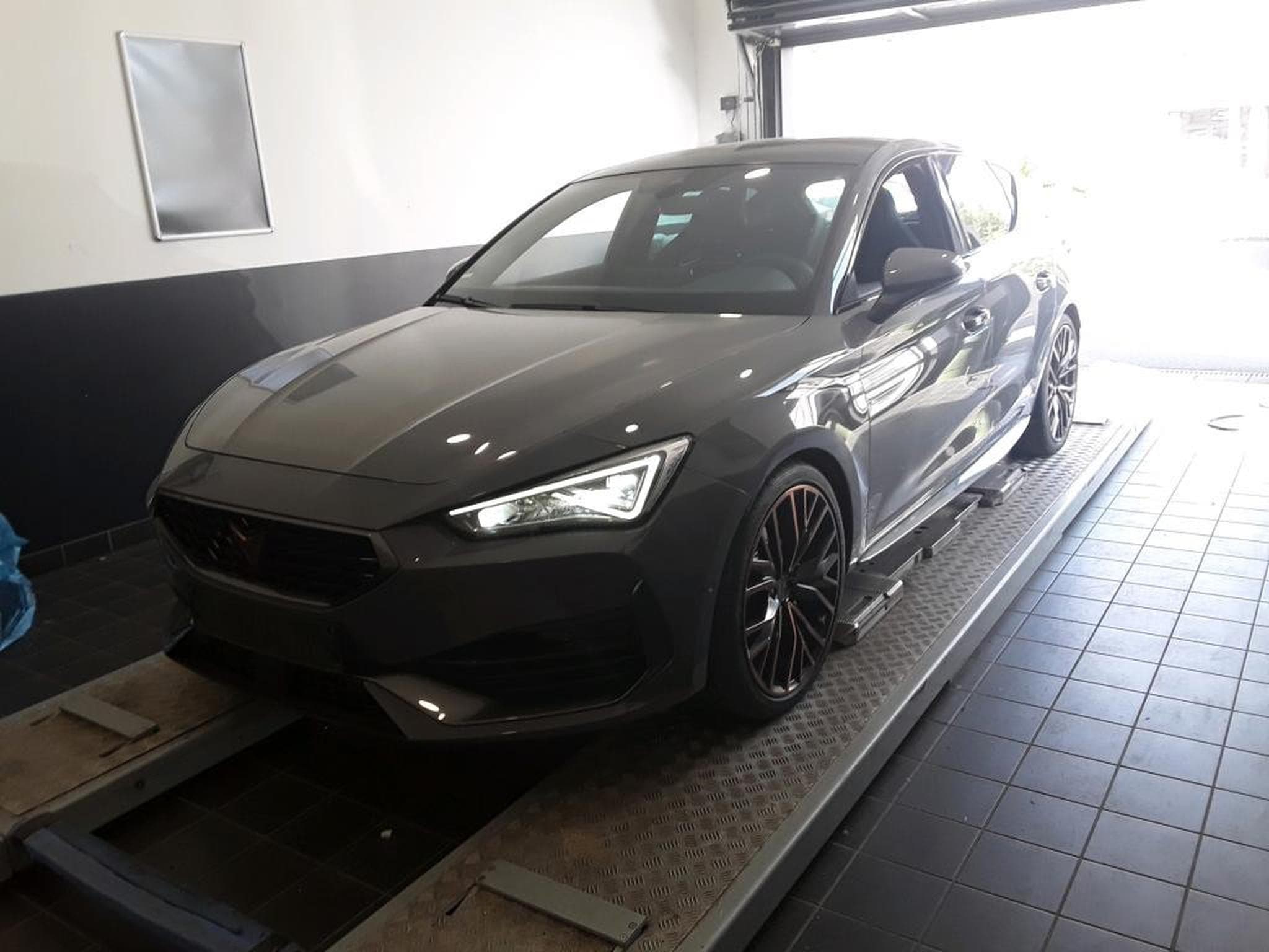 Cupra Leon VZ CUP 2.0 TSI 300CV * PANO * VSS * BEATS * CARBONE * (2024) - Photo 1
