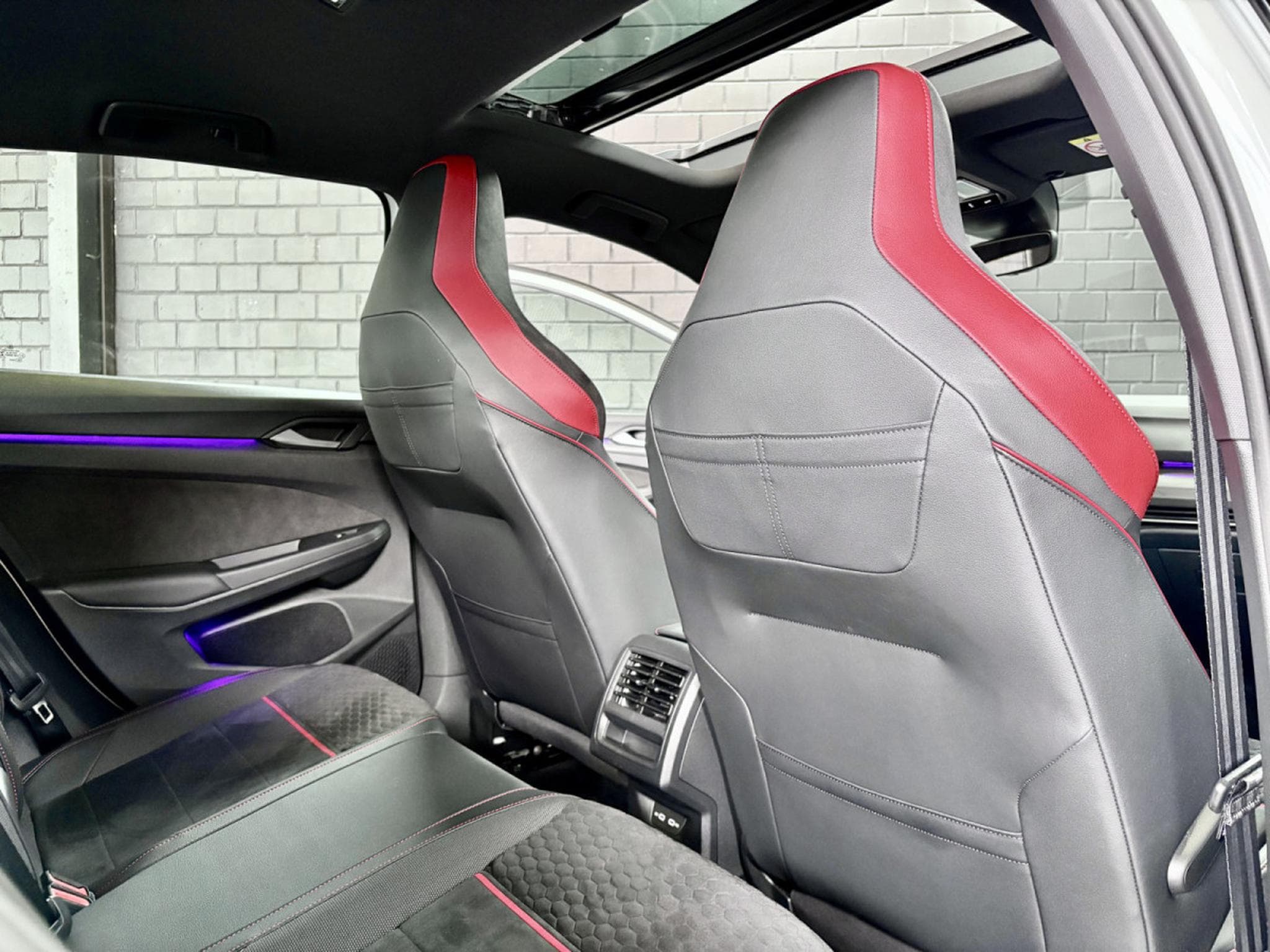 VW Golf GTI Clubsport 2.0 TSI 300CV DSG7 *PANO* *ESTORIL* CARPLAY * (2024) - Photo 7