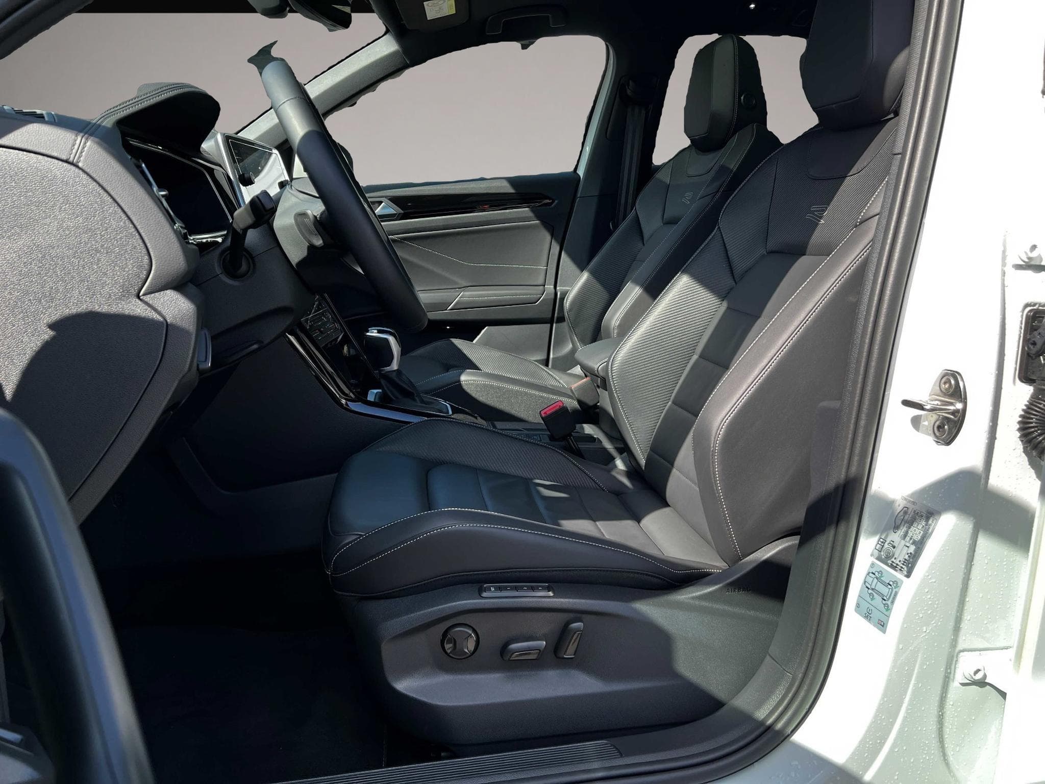 VW T-Roc (2024) - Photo 6