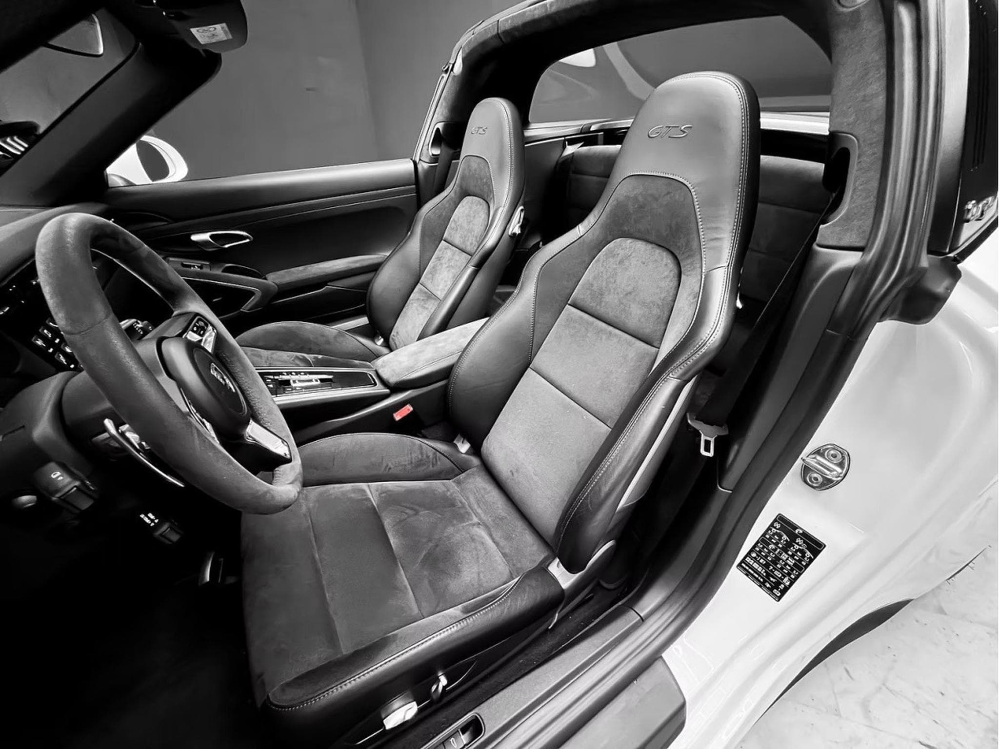 Porsche 911 911 991.2 Targa 4 GTS - APPROVED 2027 (2018) - Photo 12