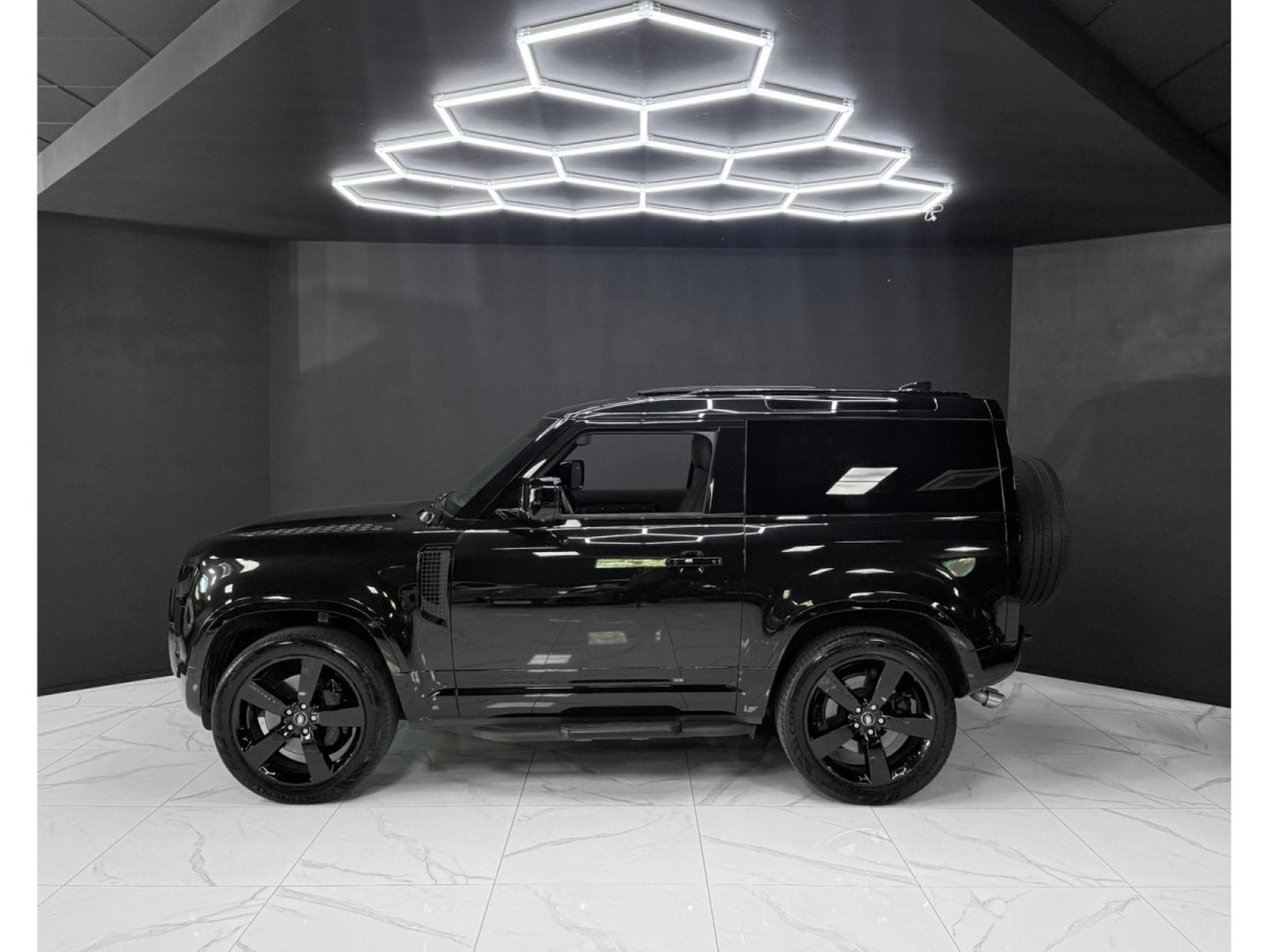 Land-Rover Defender 90 AWD V8 WARRANTY 2029 (2025) - Photo 2
