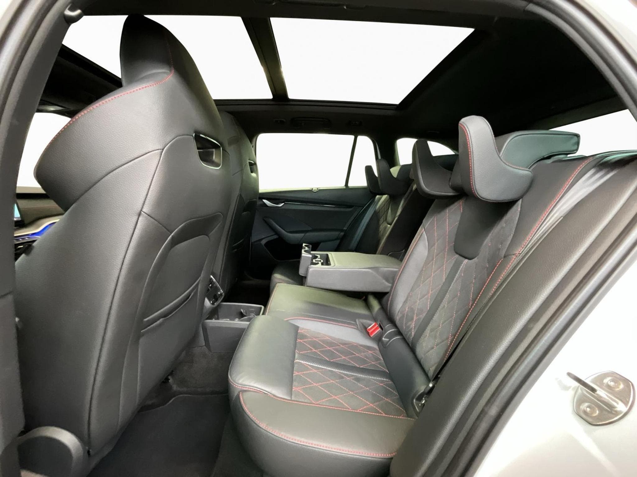 Skoda Octavia RS+DSG+SUEDIA+AHK+Pano+360 (2025) - Photo 16