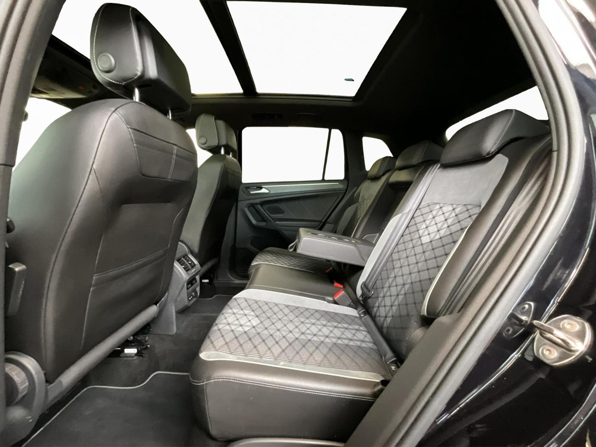 VW Tiguan R-Line+DSG+4M+Navi+Pano+Black-Style+Matrix-LED (2021) - Photo 16