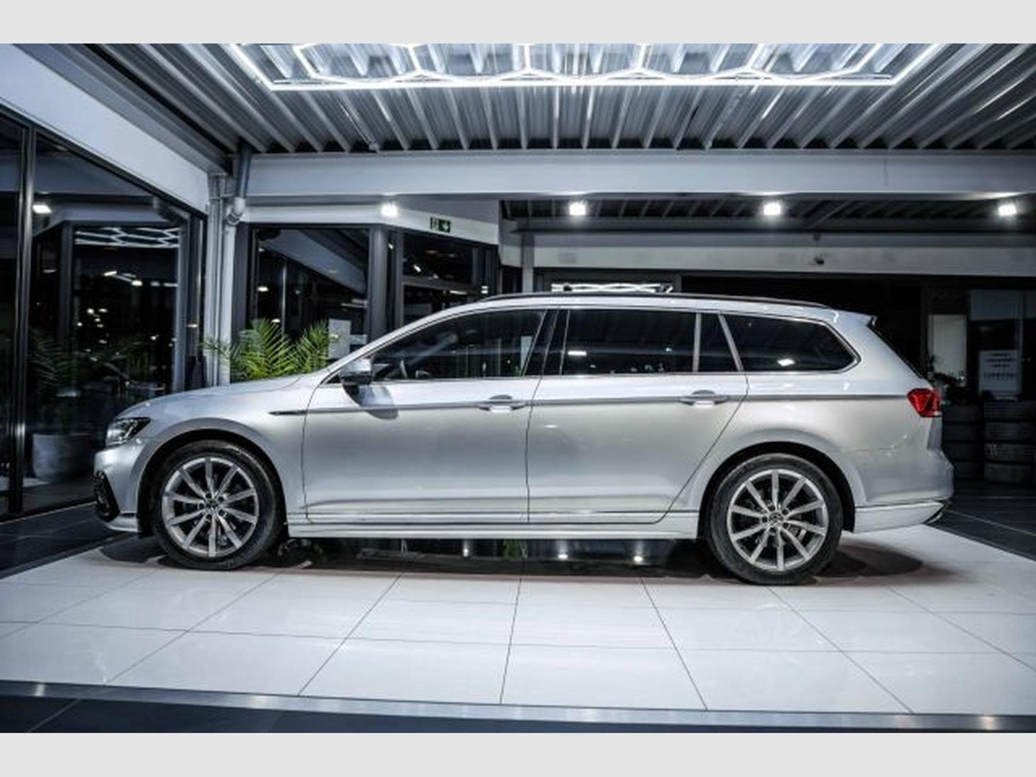 VW Passat Passat Variant 2.0 TDI DSG 2x R-Line NAVI AHK (2023) - Photo 11
