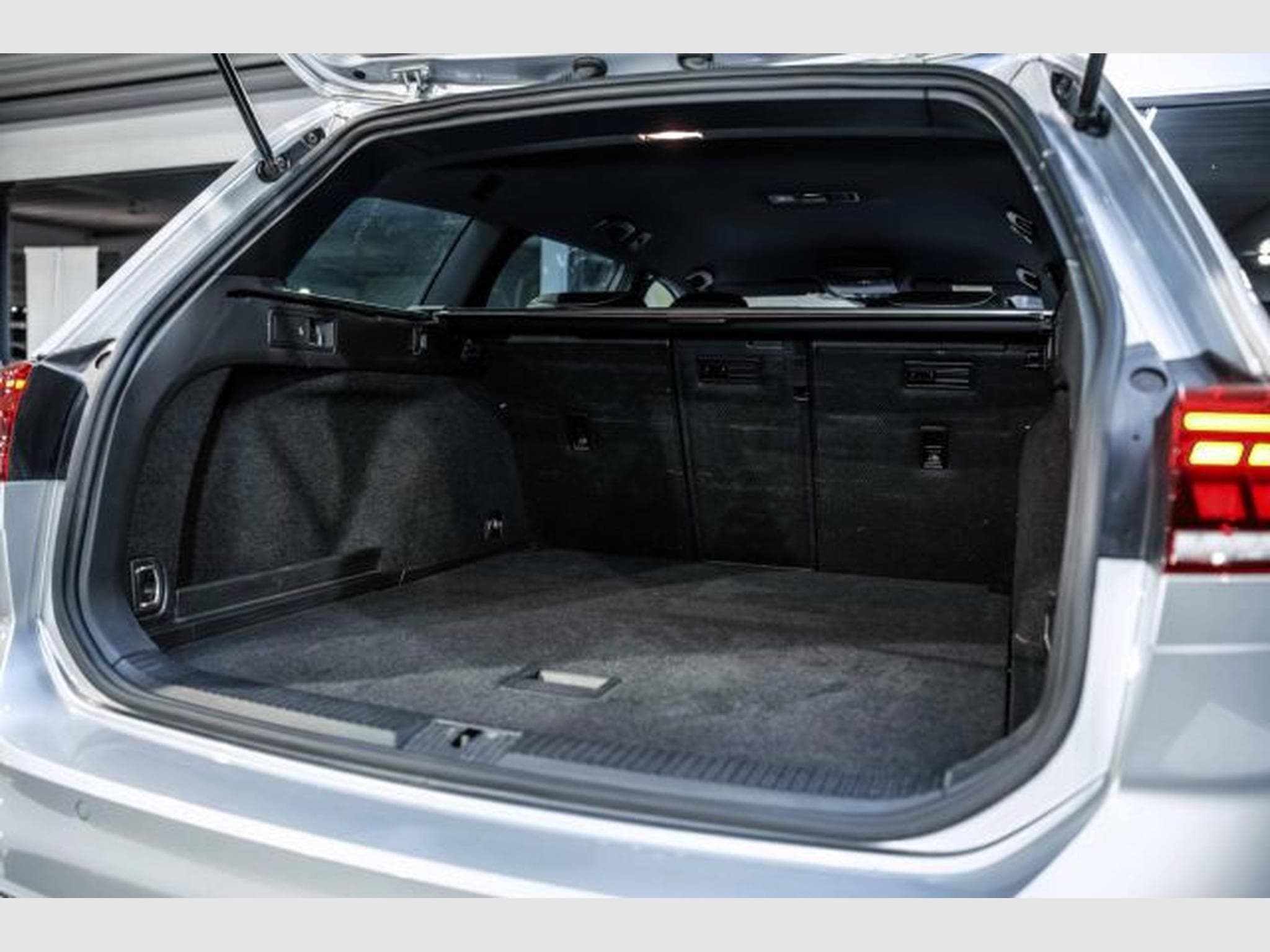 VW Passat Passat Variant 2.0 TDI DSG 2x R-Line NAVI AHK (2023) - Photo 15