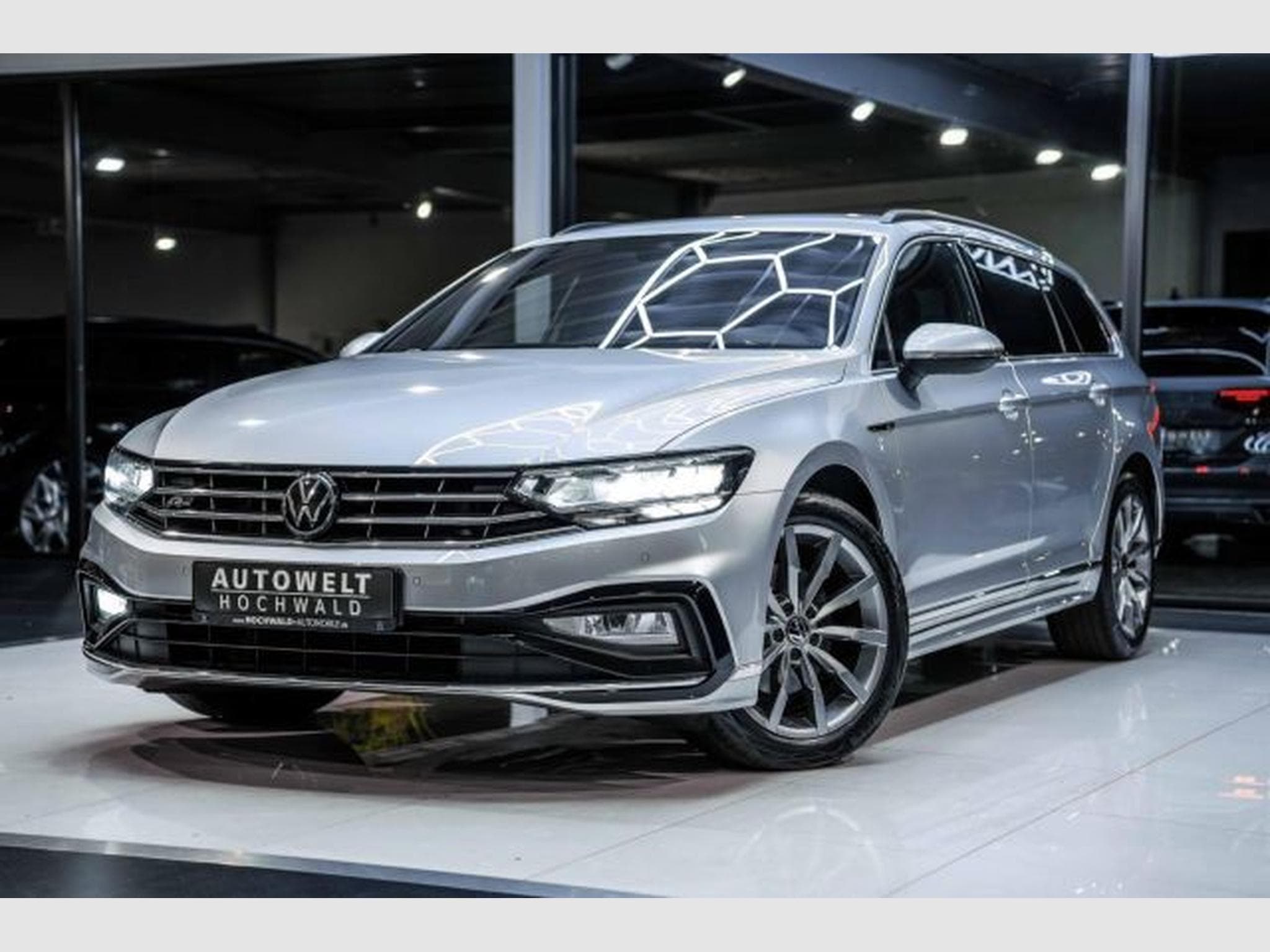 VW Passat Passat Variant 2.0 TDI DSG 2x R-Line NAVI AHK (2023) - Photo 2
