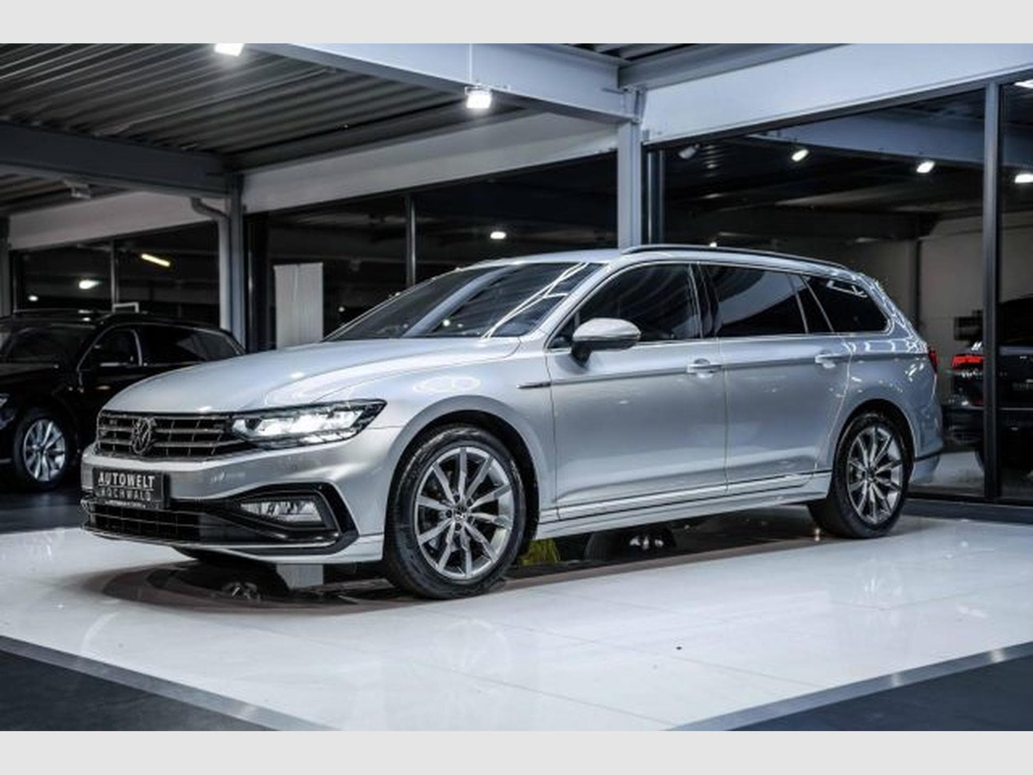 VW Passat Passat Variant 2.0 TDI DSG 2x R-Line NAVI AHK (2023) - Photo 4
