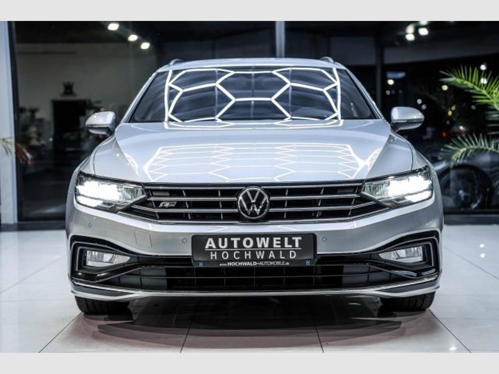 VW Passat Passat Variant 2.0 TDI DSG 2x R-Line NAVI AHK (2023) - Photo 5