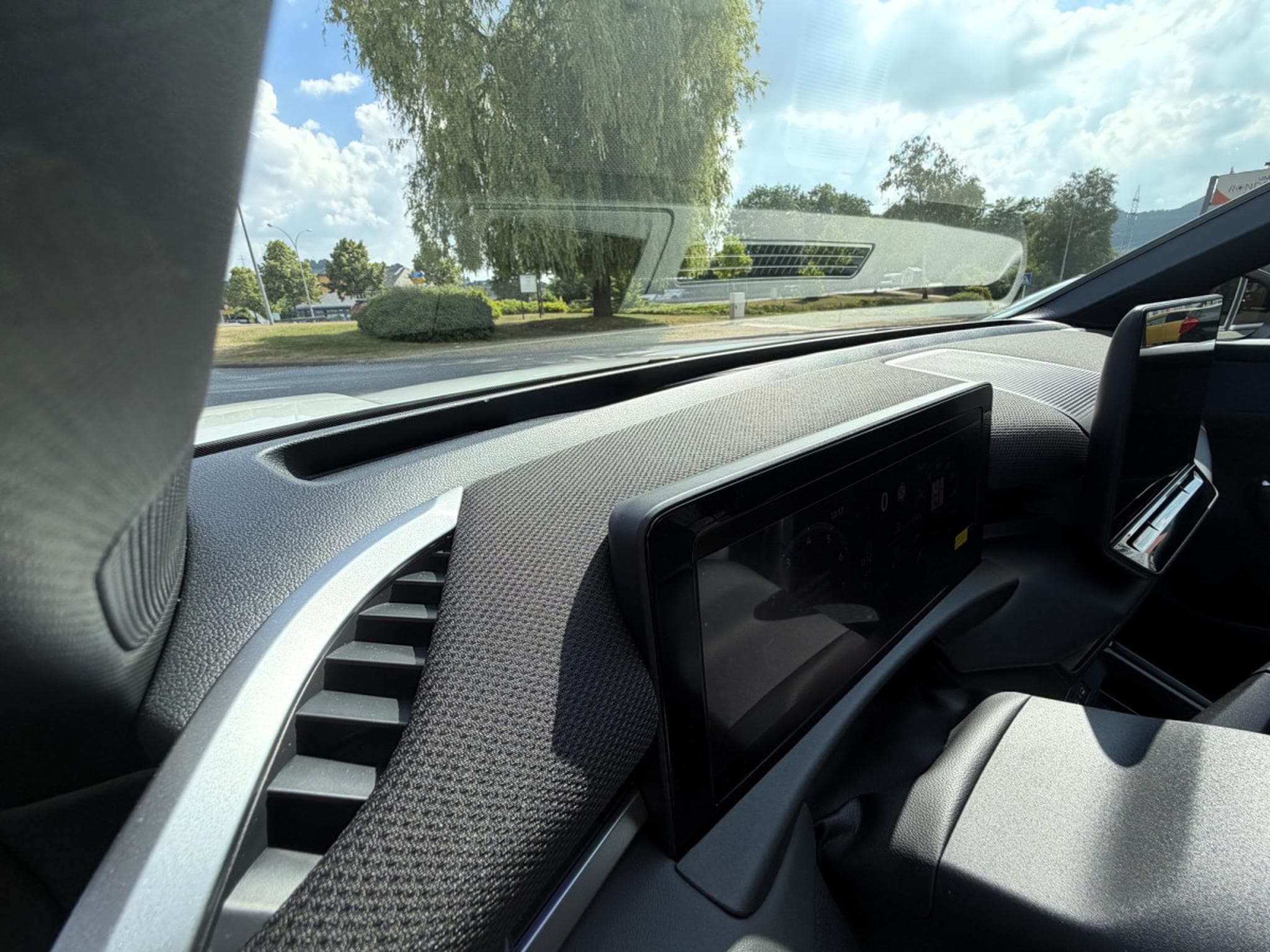 VW T-Roc R-Line 2026 ACC+CAMERA+EHK+SHZ+18”LM+LED PLUS (2026) - Photo 18
