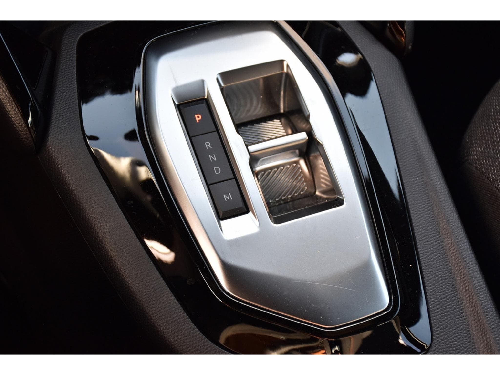Peugeot 2008 1.2 Hybrid 145 e-DCS6 Style REGUL LANE PDC 1° MAIN (2025) - Photo 15