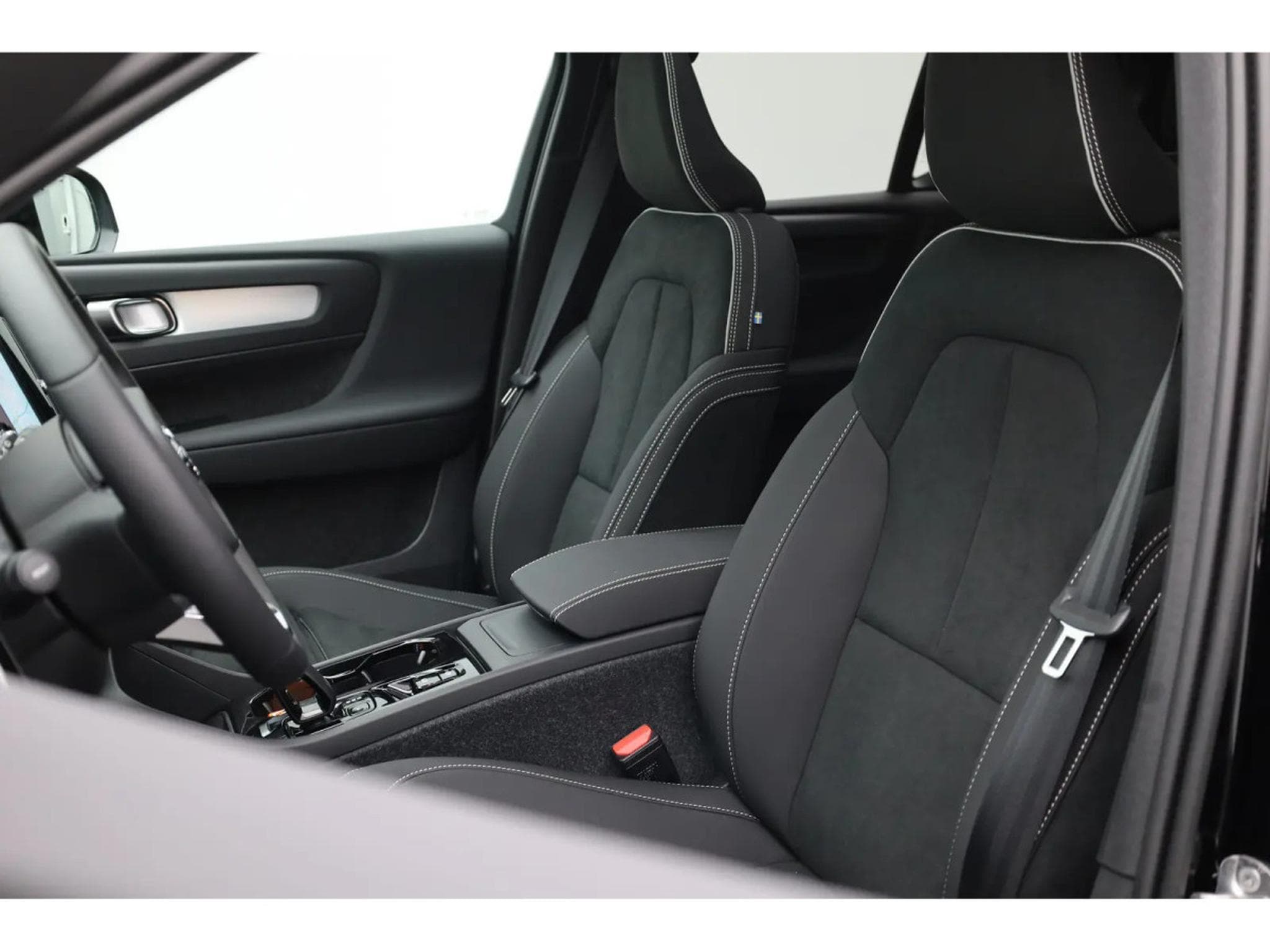 Volvo XC40 2.0 B4 MHD 197  Black Edition (2026) - Photo 7