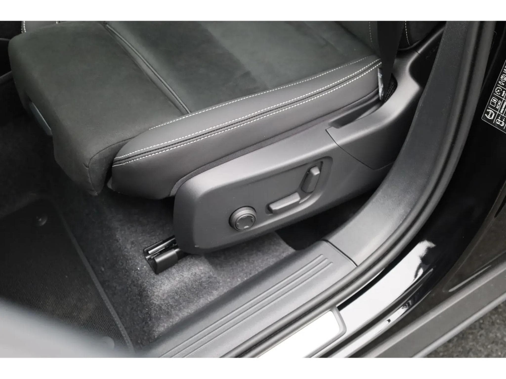Volvo XC40 2.0 B4 MHD 197  Black Edition (2026) - Photo 14