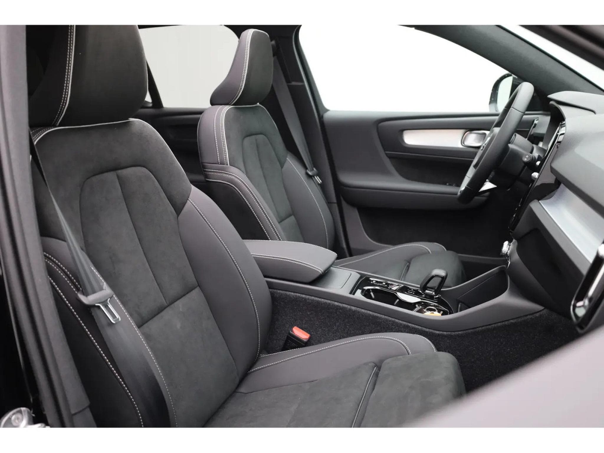 Volvo XC40 2.0 B4 MHD 197  Black Edition (2026) - Photo 15