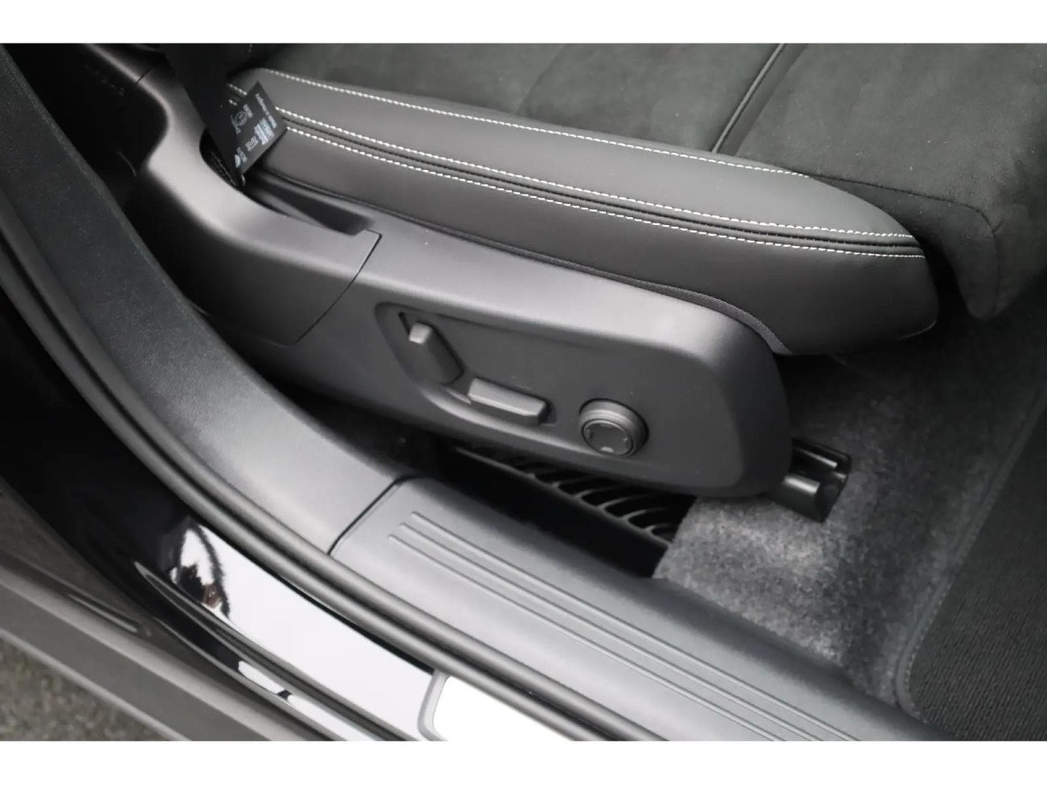 Volvo XC40 2.0 B4 MHD 197  Black Edition (2026) - Photo 16