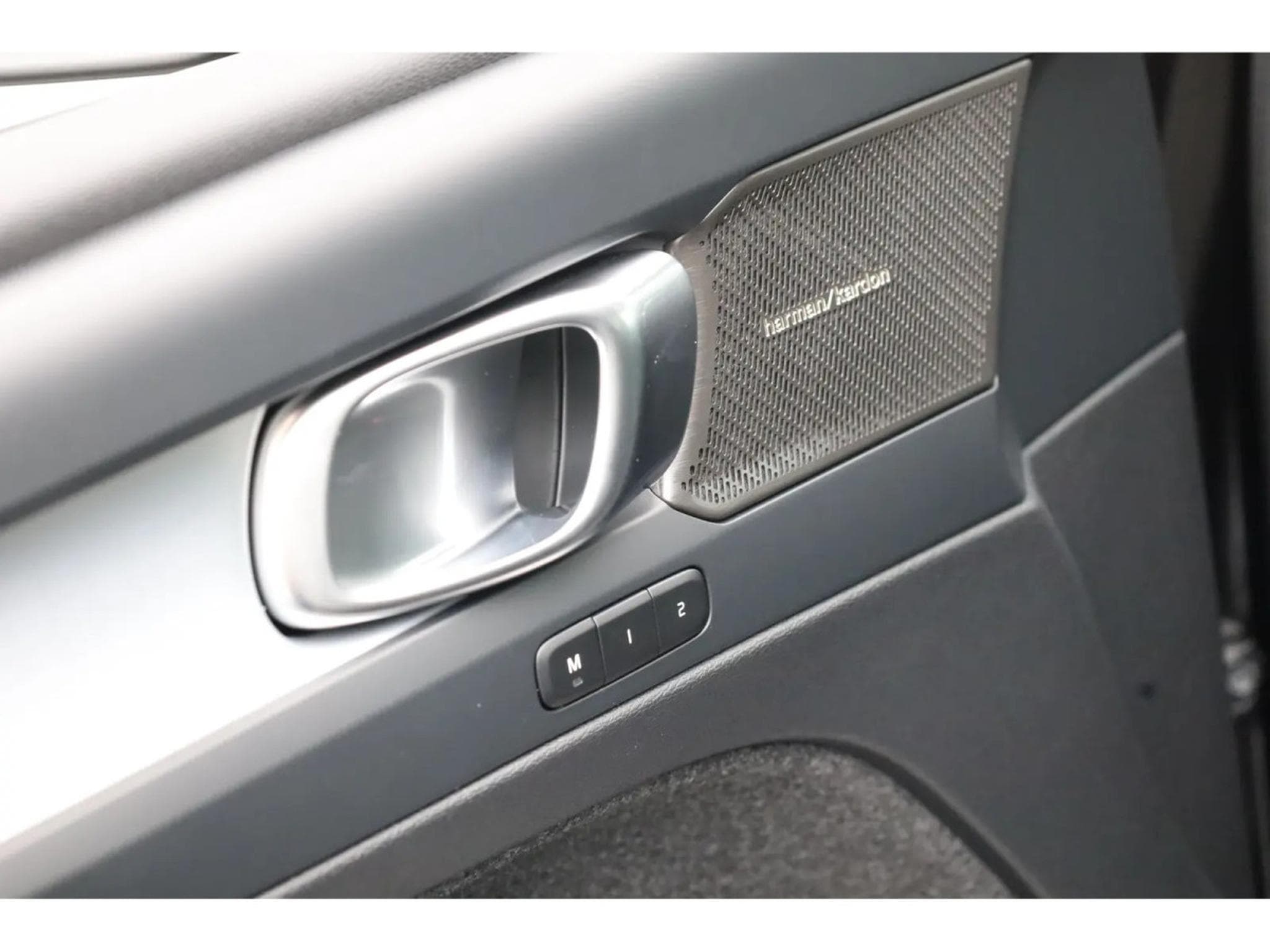 Volvo XC40 2.0 B4 MHD 197  Black Edition (2026) - Photo 19