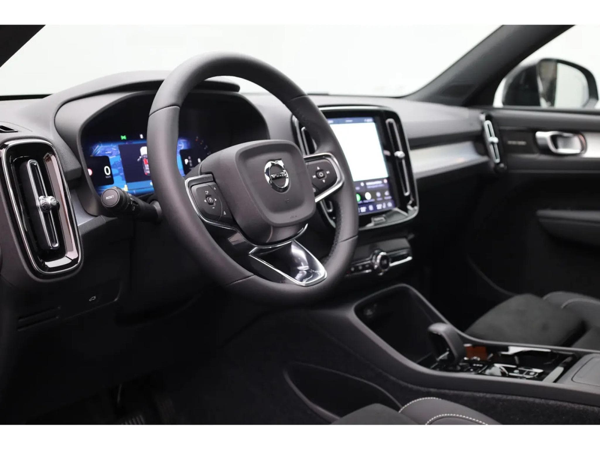 Volvo XC40 2.0 B4 MHD 197  Black Edition (2026) - Photo 20
