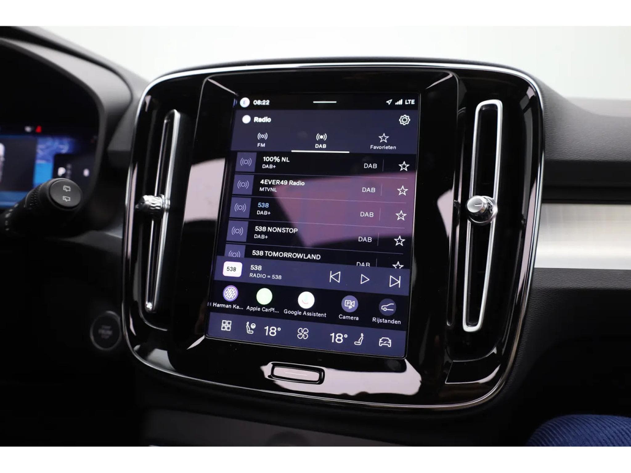 Volvo XC40 2.0 B4 MHD 197  Black Edition (2026) - Photo 22