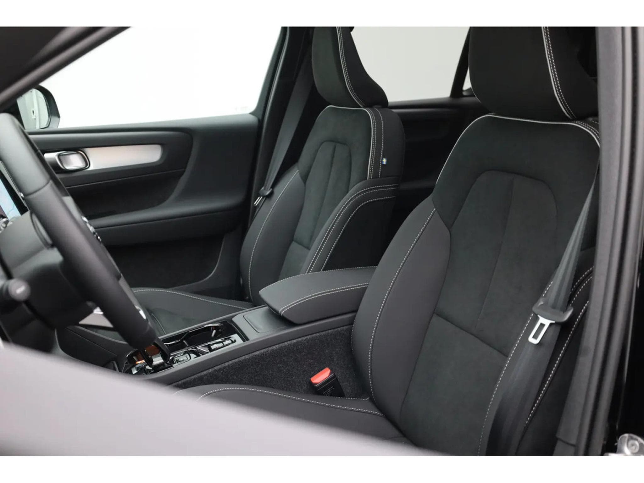 Volvo XC40 2.0 B4 MHD 197  Black Edition (2026) - Photo 8