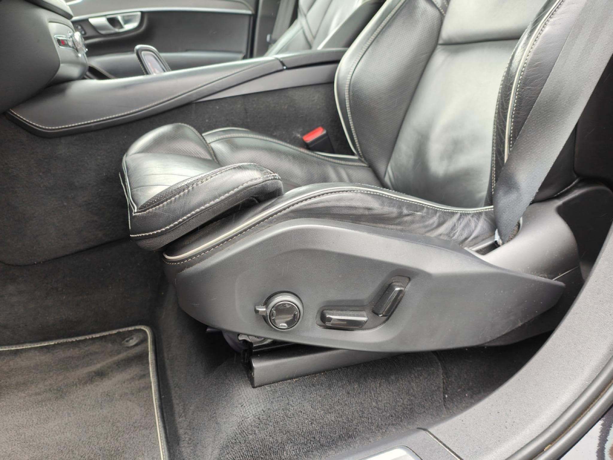 Volvo XC90 B5 AWD R-DESIGN 7 PLACES TOIT OUVRANT CARPLAY CAMERA (2019) - Photo 14