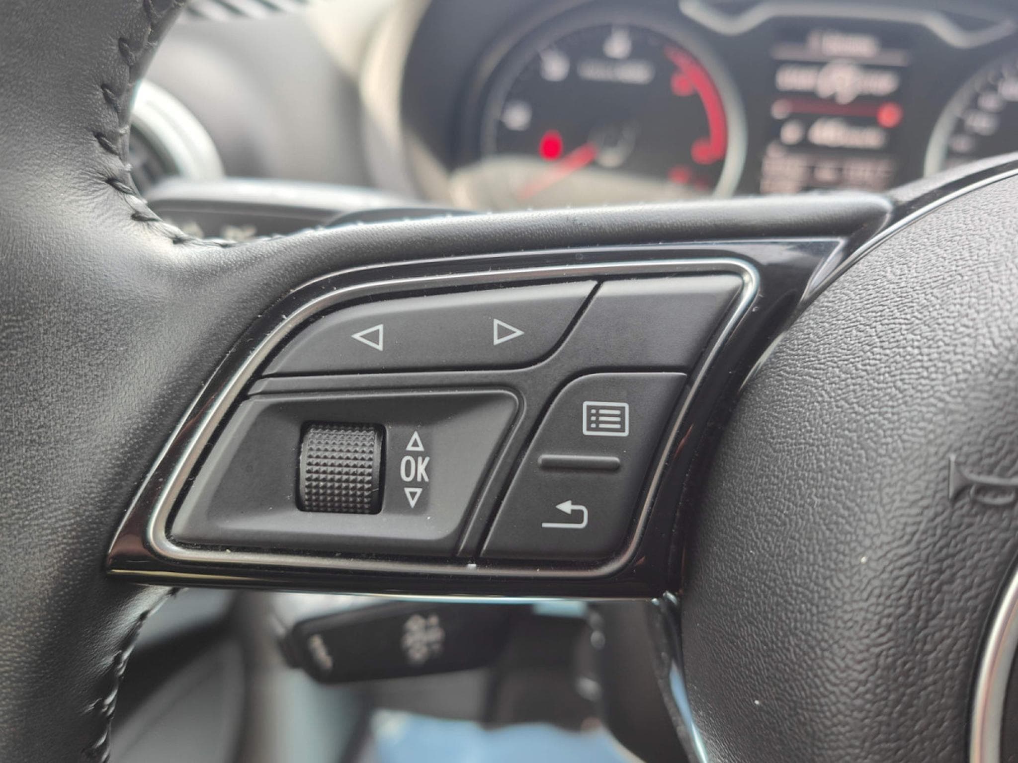 Audi A3 30 TDI AMBITION GPS CARPLAY CLIM AUTO APS AV/AR (2019) - Photo 17