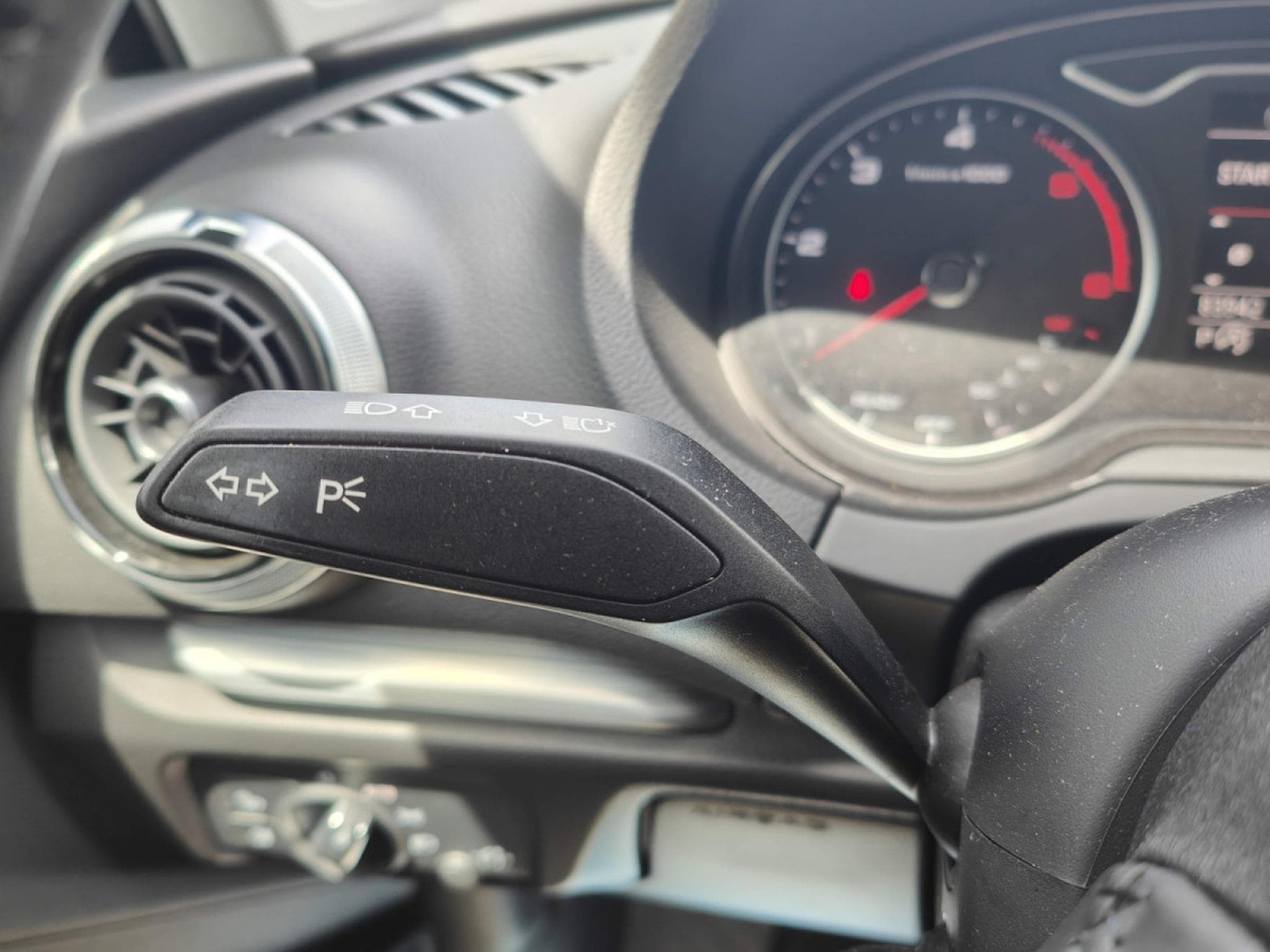Audi A3 30 TDI AMBITION GPS CARPLAY CLIM AUTO APS AV/AR (2019) - Photo 19