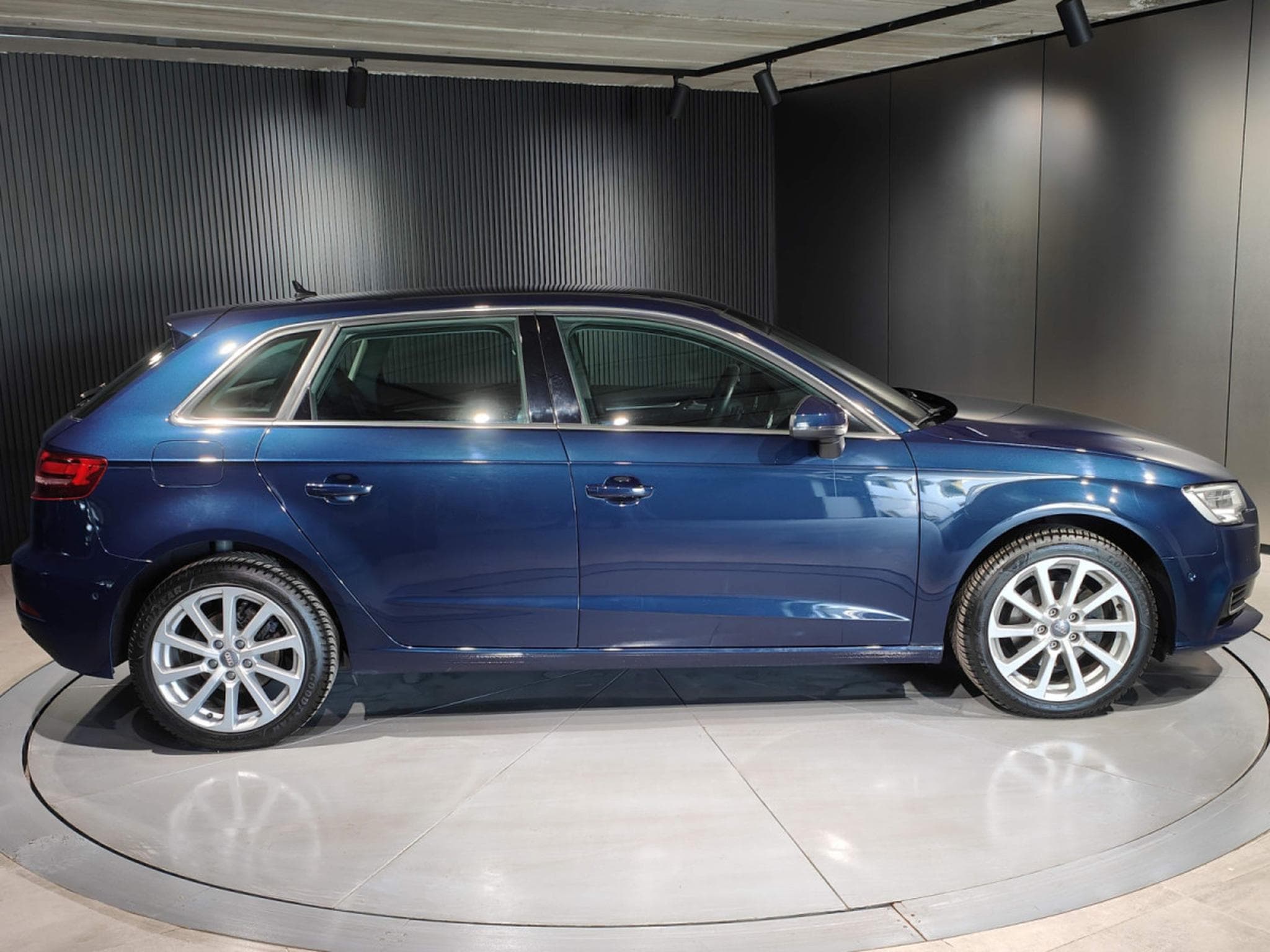 Audi A3 30 TDI AMBITION GPS CARPLAY CLIM AUTO APS AV/AR (2019) - Photo 2
