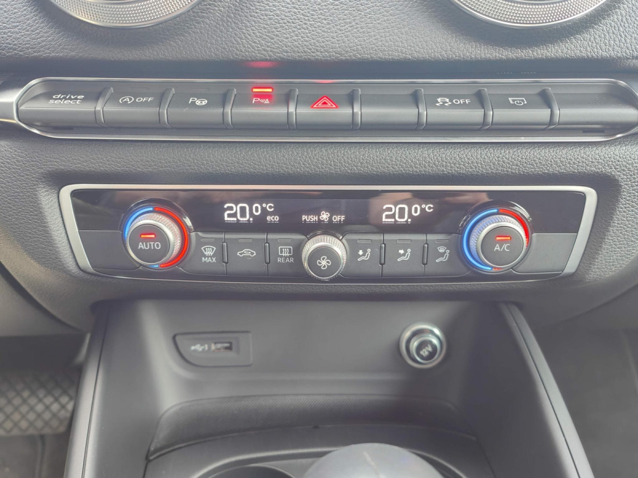 Audi A3 30 TDI AMBITION GPS CARPLAY CLIM AUTO APS AV/AR (2019) - Photo 23