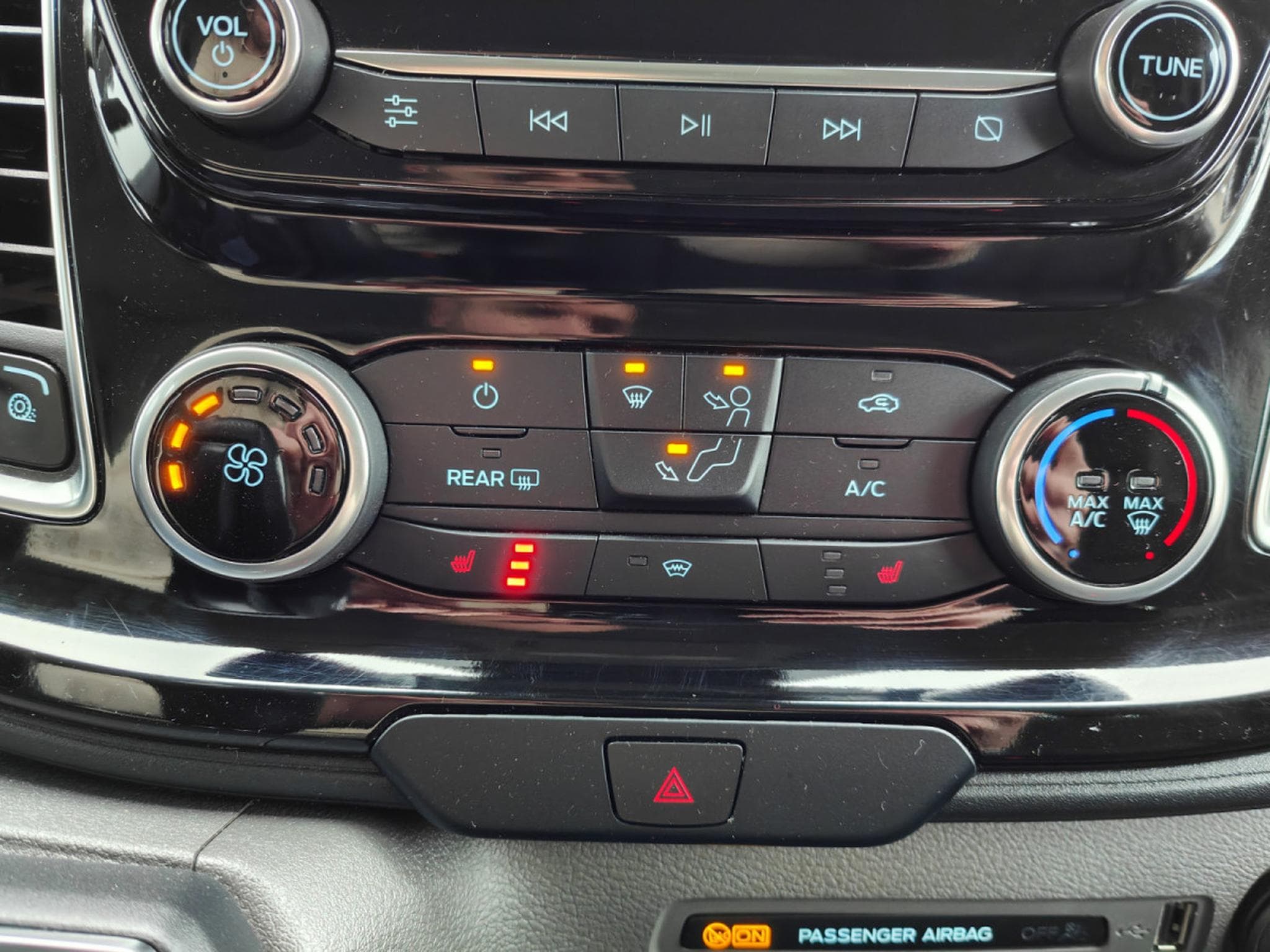 Ford Transit 2.0 TDCI BOITE AUTO 3PLACES CAMERA CARPLAY CRUISE ATTELAGE (2023) - Photo 12