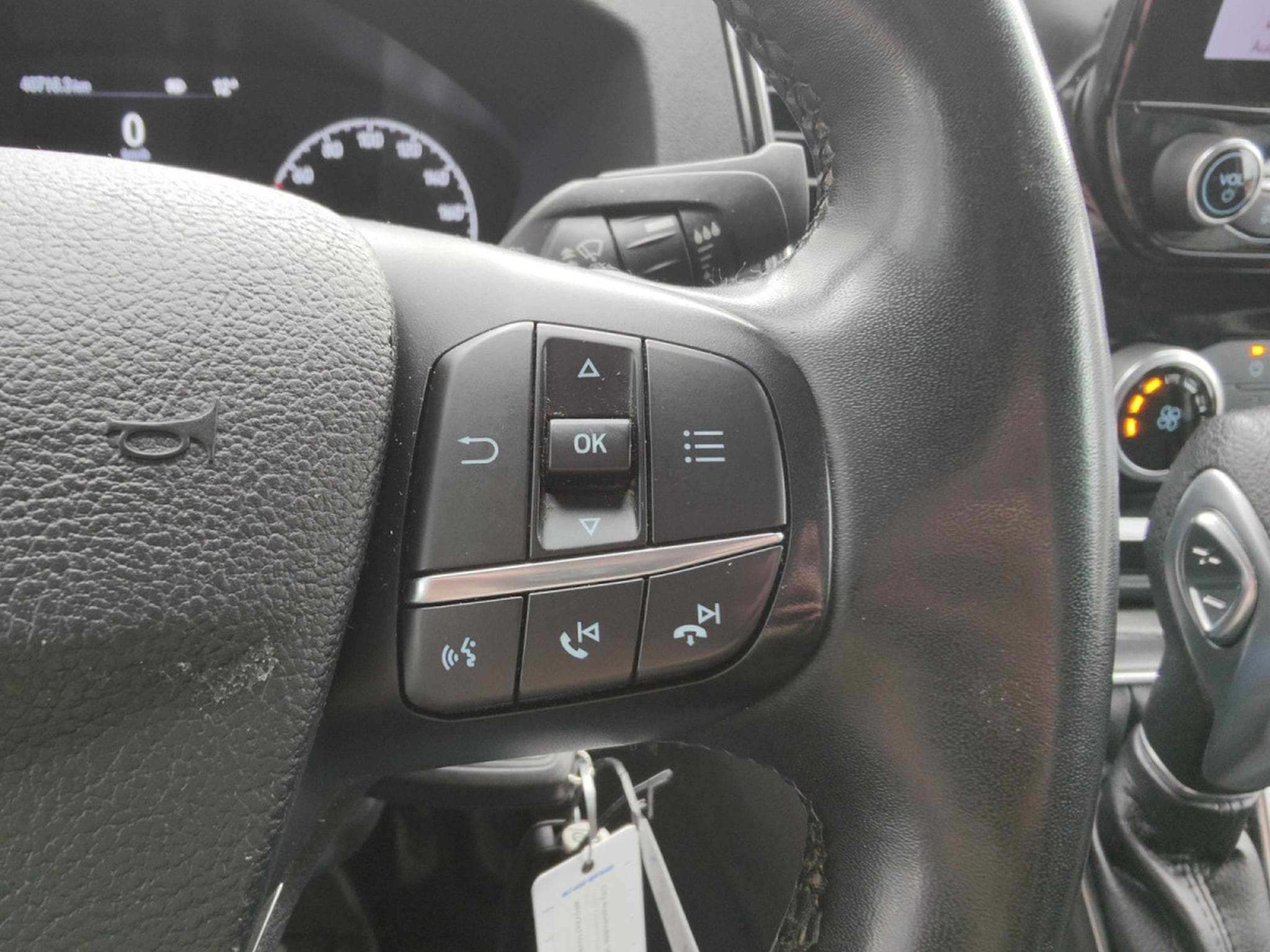 Ford Transit 2.0 TDCI BOITE AUTO 3PLACES CAMERA CARPLAY CRUISE ATTELAGE (2023) - Photo 17