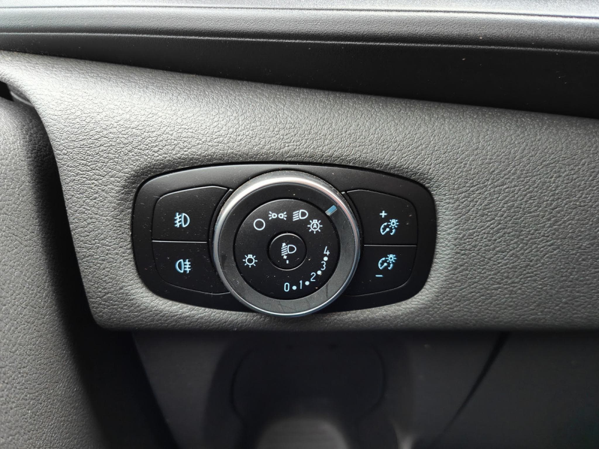 Ford Transit 2.0 TDCI BOITE AUTO 3PLACES CAMERA CARPLAY CRUISE ATTELAGE (2023) - Photo 19