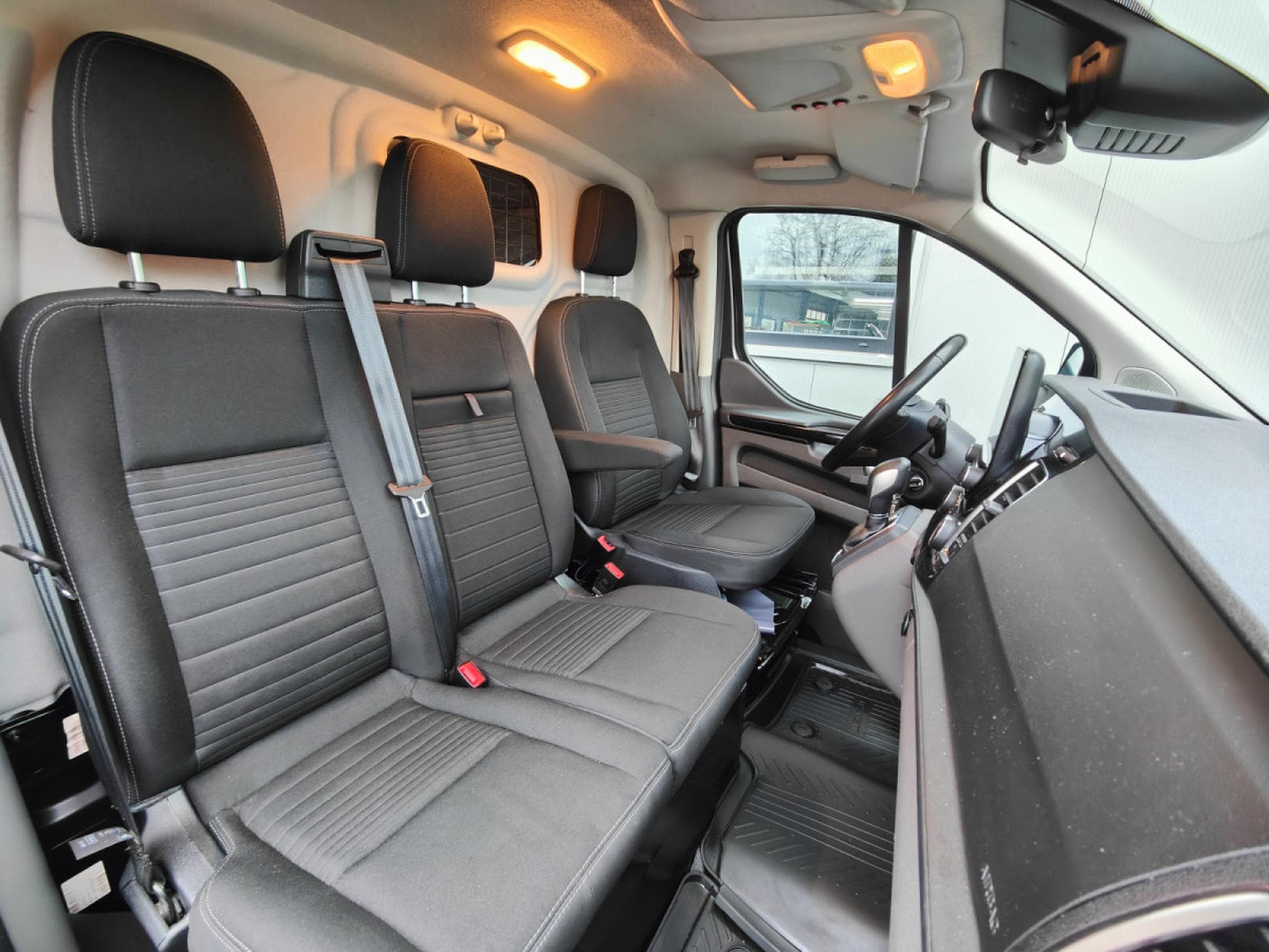 Ford Transit 2.0 TDCI BOITE AUTO 3PLACES CAMERA CARPLAY CRUISE ATTELAGE (2023) - Photo 6