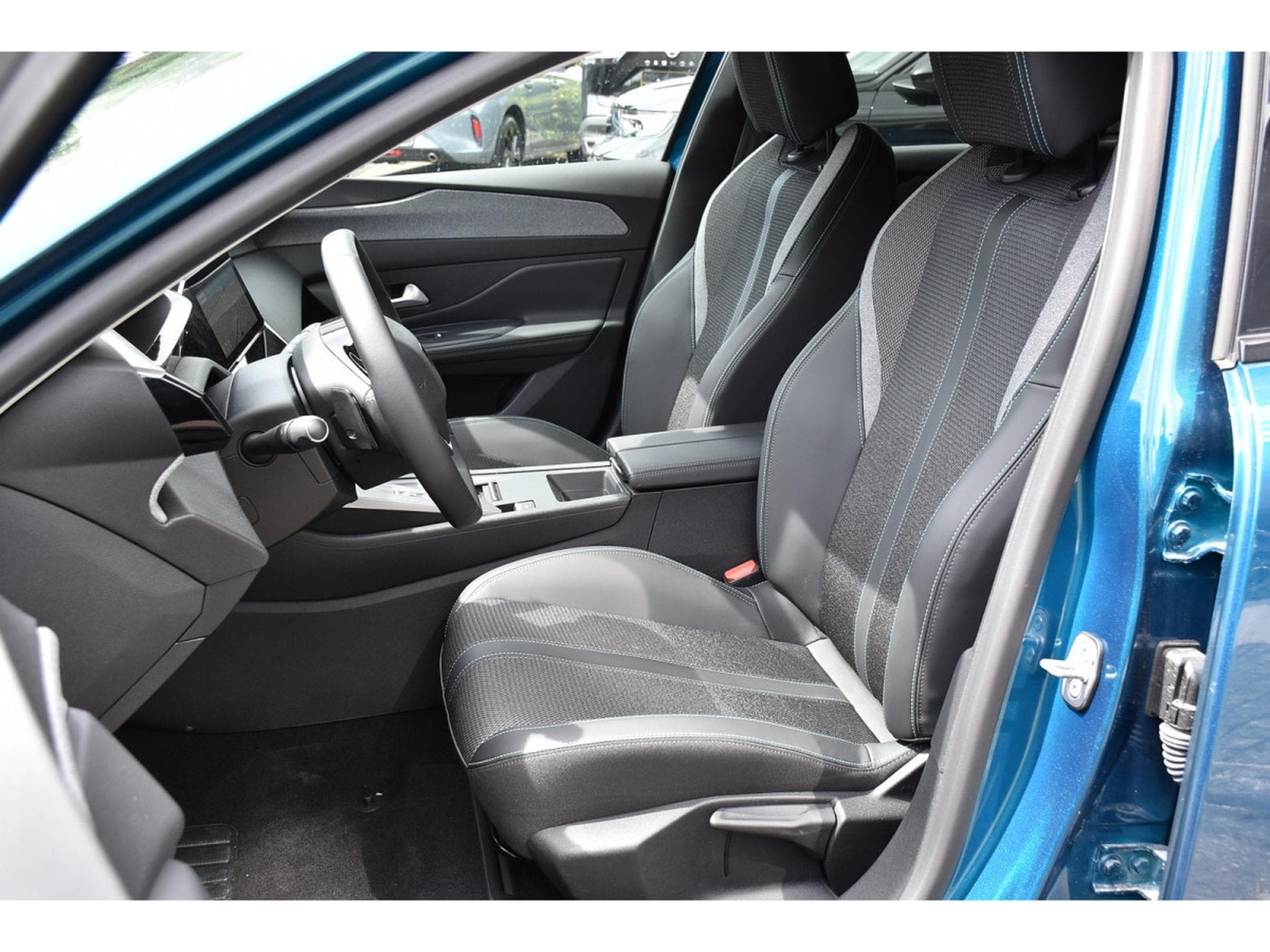 Peugeot 308 1.2 Hybrid 145 e-DCS6 Allure ACC LANE GPS CAM360 1° MAIN (2025) - Photo 6