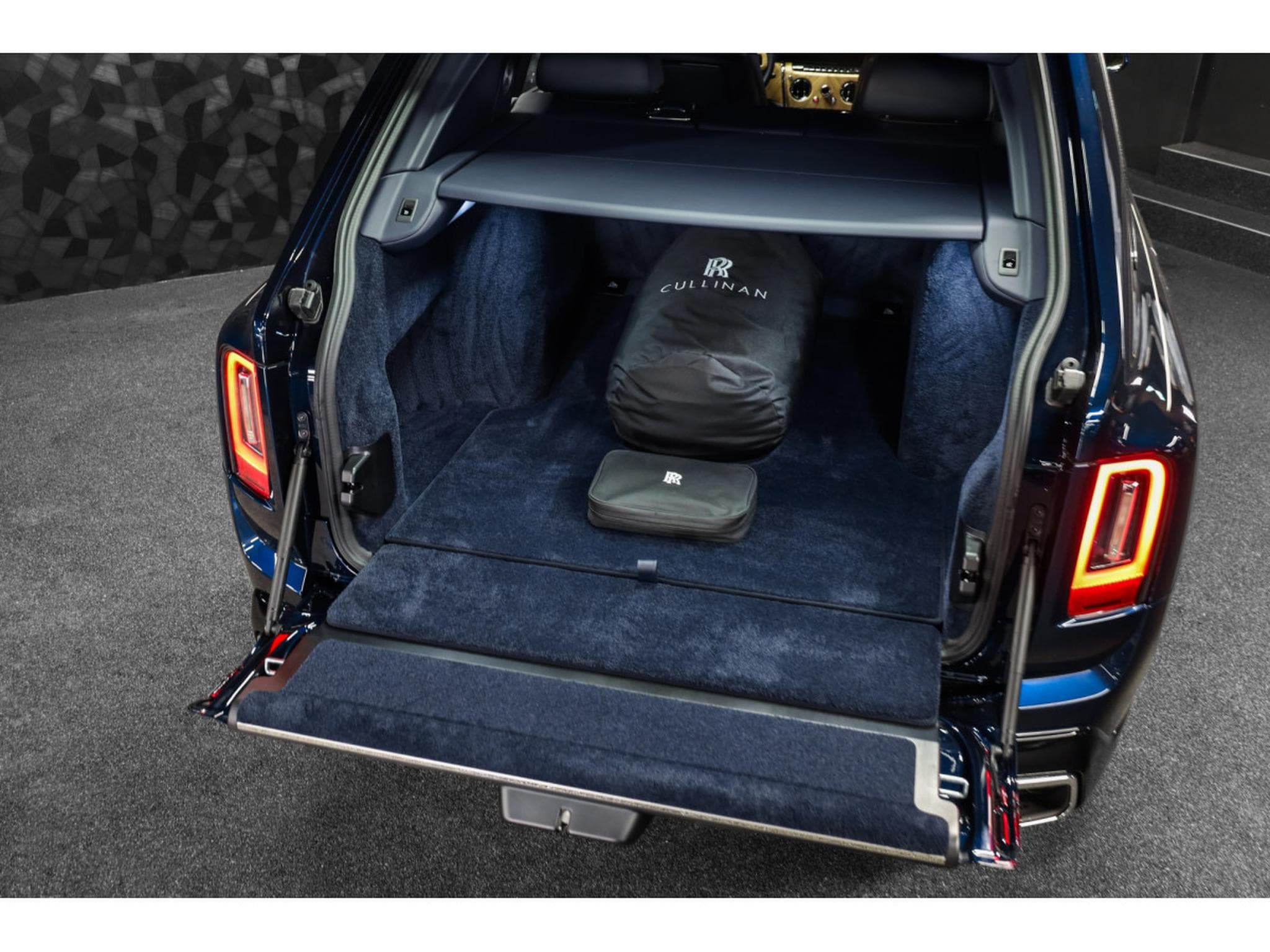 Rolls-Royce Cullinan 6.75 V12 - Midnight Sapphire (2026) - Photo 21