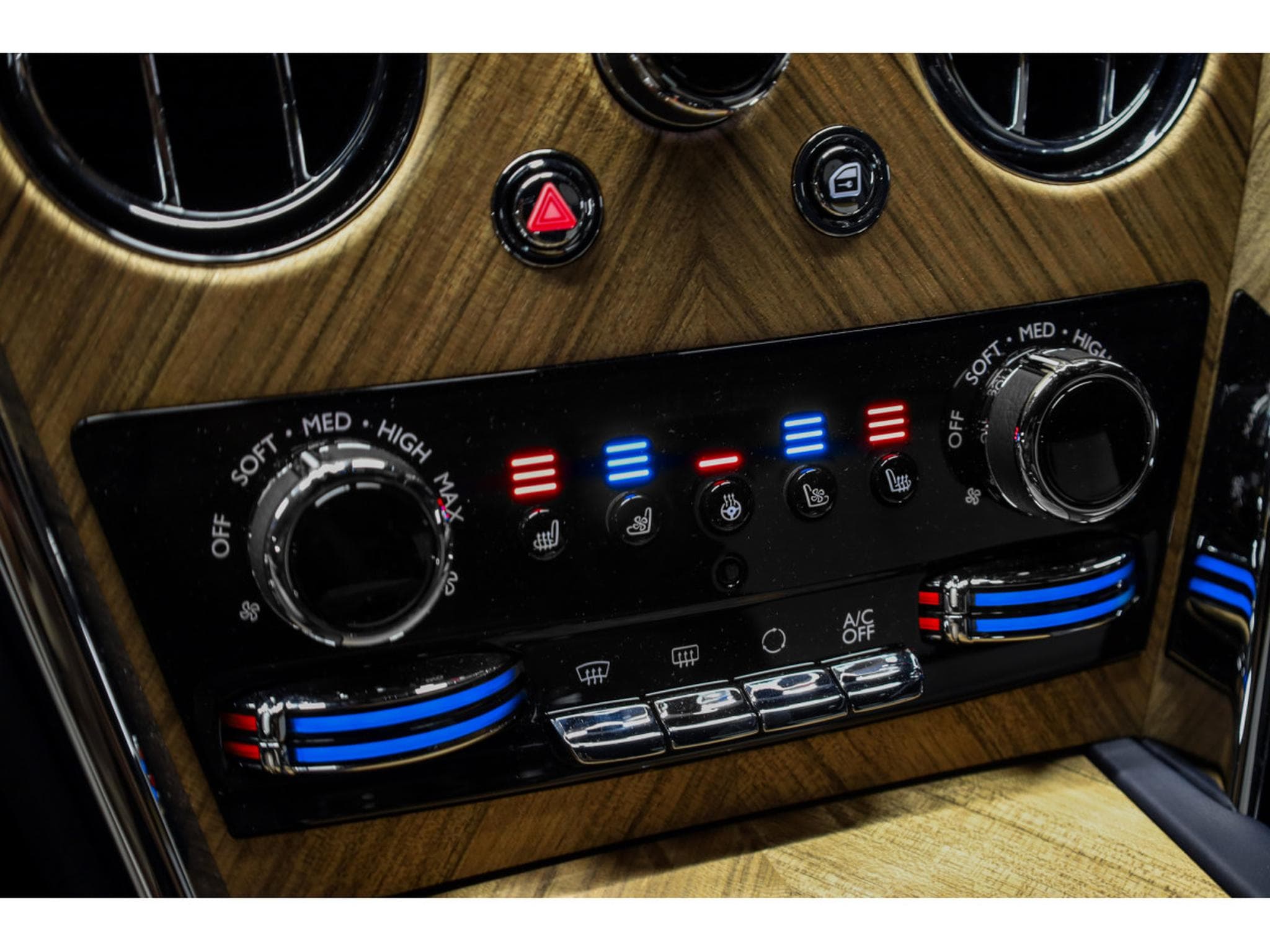 Rolls-Royce Cullinan 6.75 V12 - Midnight Sapphire (2026) - Photo 28