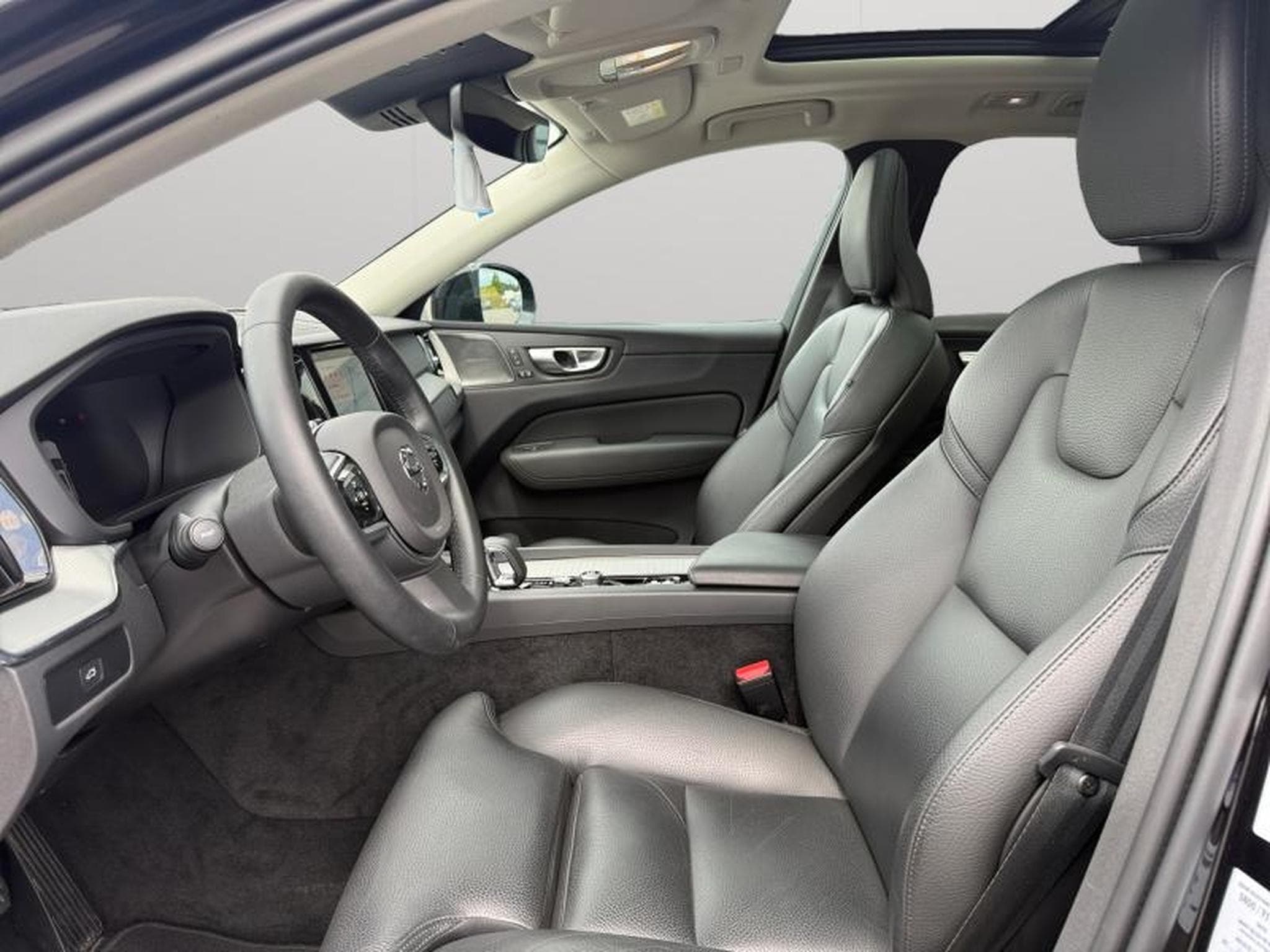Volvo XC60 B4 Plus Dark / Essence (2024) - Photo 9