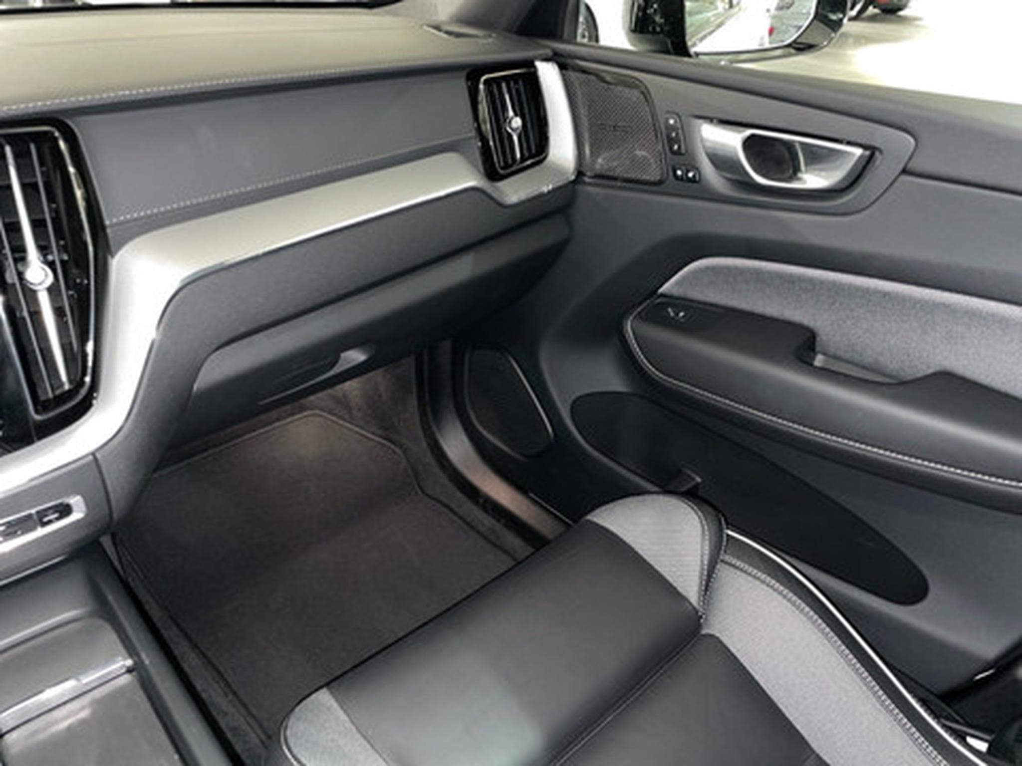 Volvo XC60 2.0 B4 D 4x4 Ultimate Dark Aut. (2023) - Photo 9