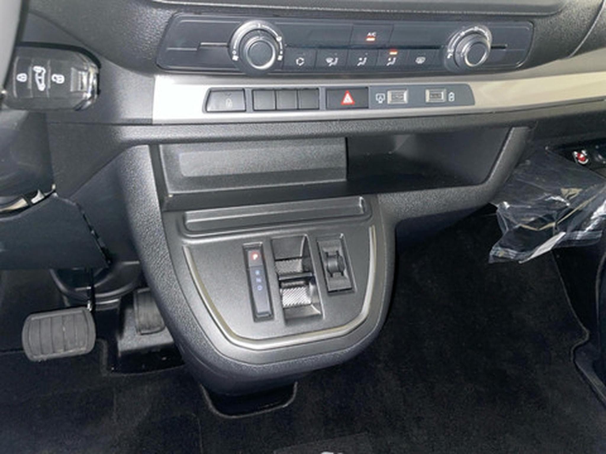 Peugeot Traveller 2.0 BlueHDi 130kW EAT8 (2025) - Photo 10