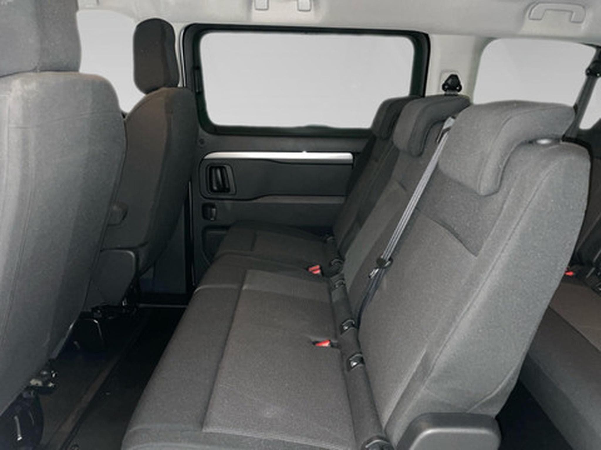 Peugeot Traveller 2.0 BlueHDi 130kW EAT8 (2025) - Photo 11